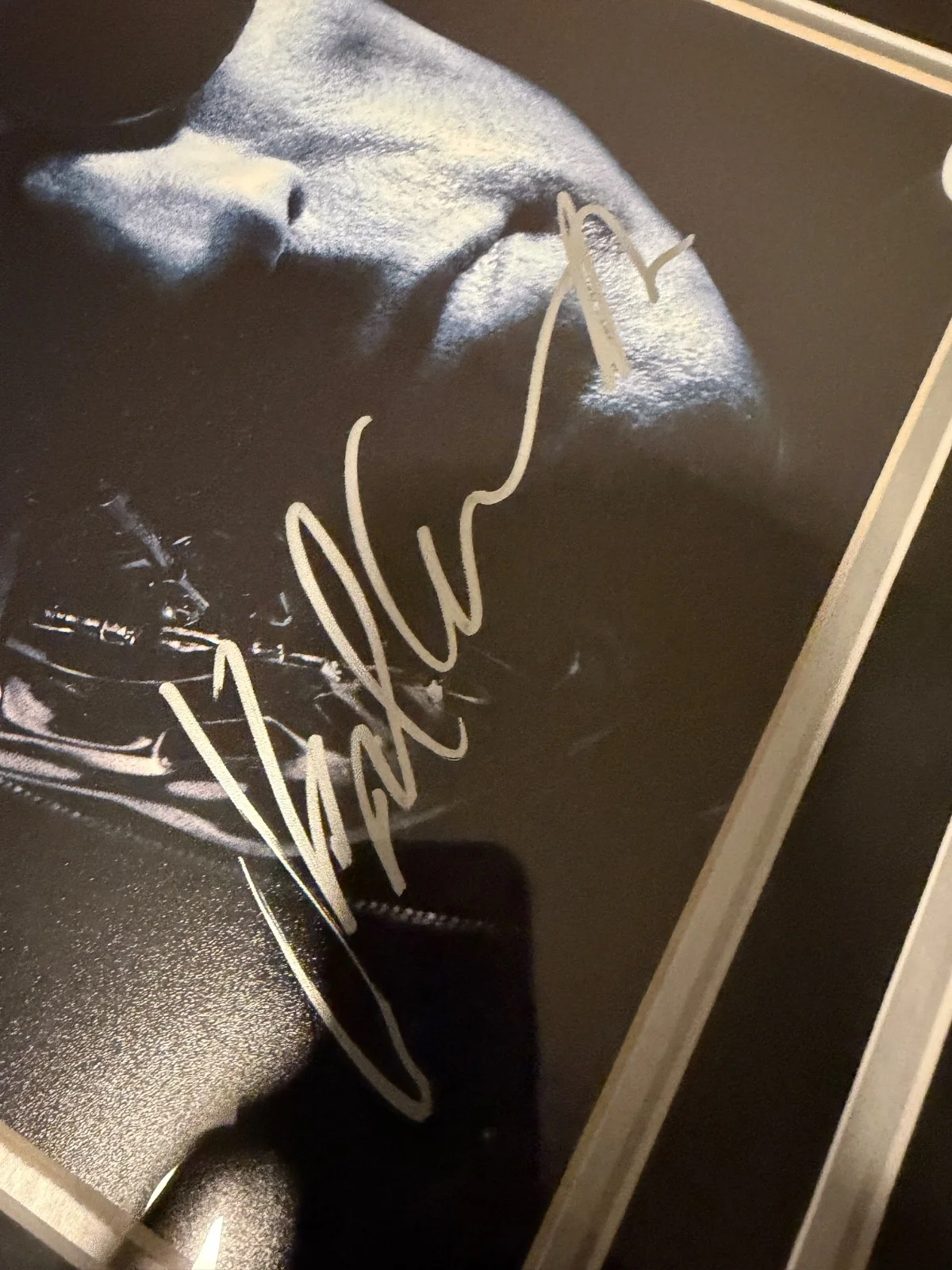 Arnold Schwarzenegger — PSA# AD90305 Signed Arnold Schwarzenegger 11x14 framed Terminator photo, image 3