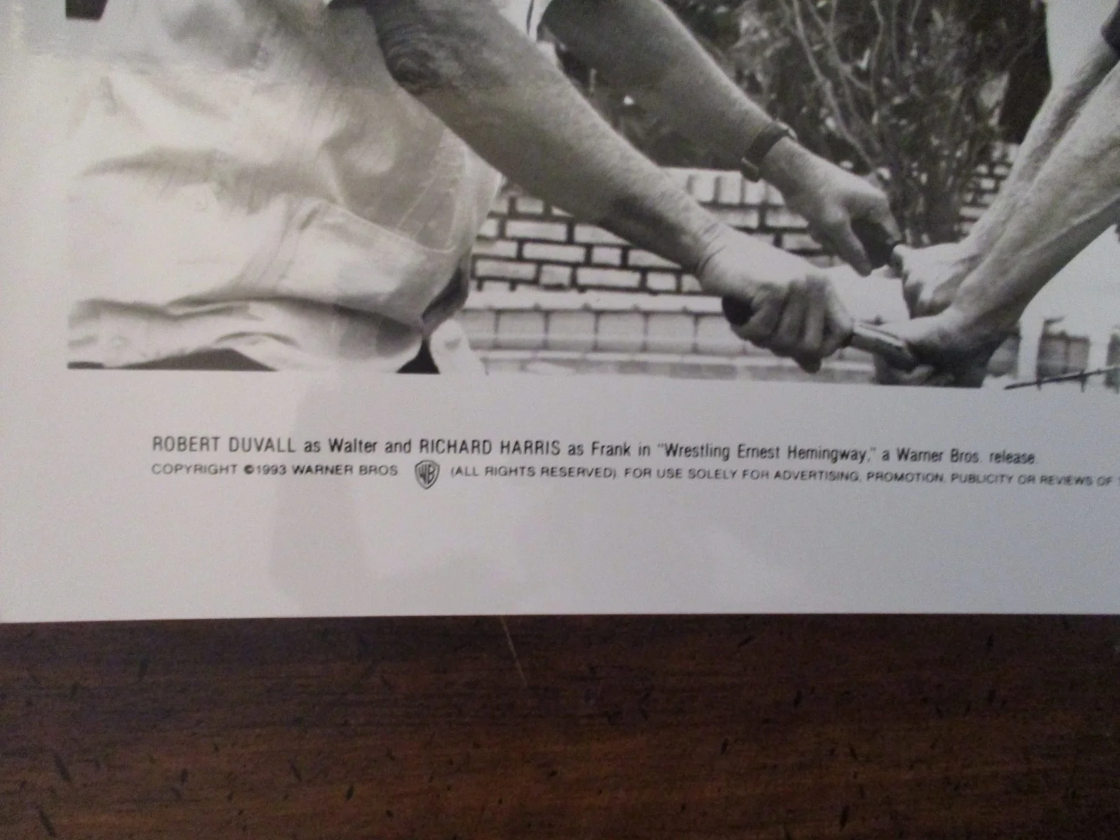 Richard Harris/Robert Duvall)WRESTLING ERNEST HEMINGWAY)1993 10 x 8 B & W Photo, изображение 2