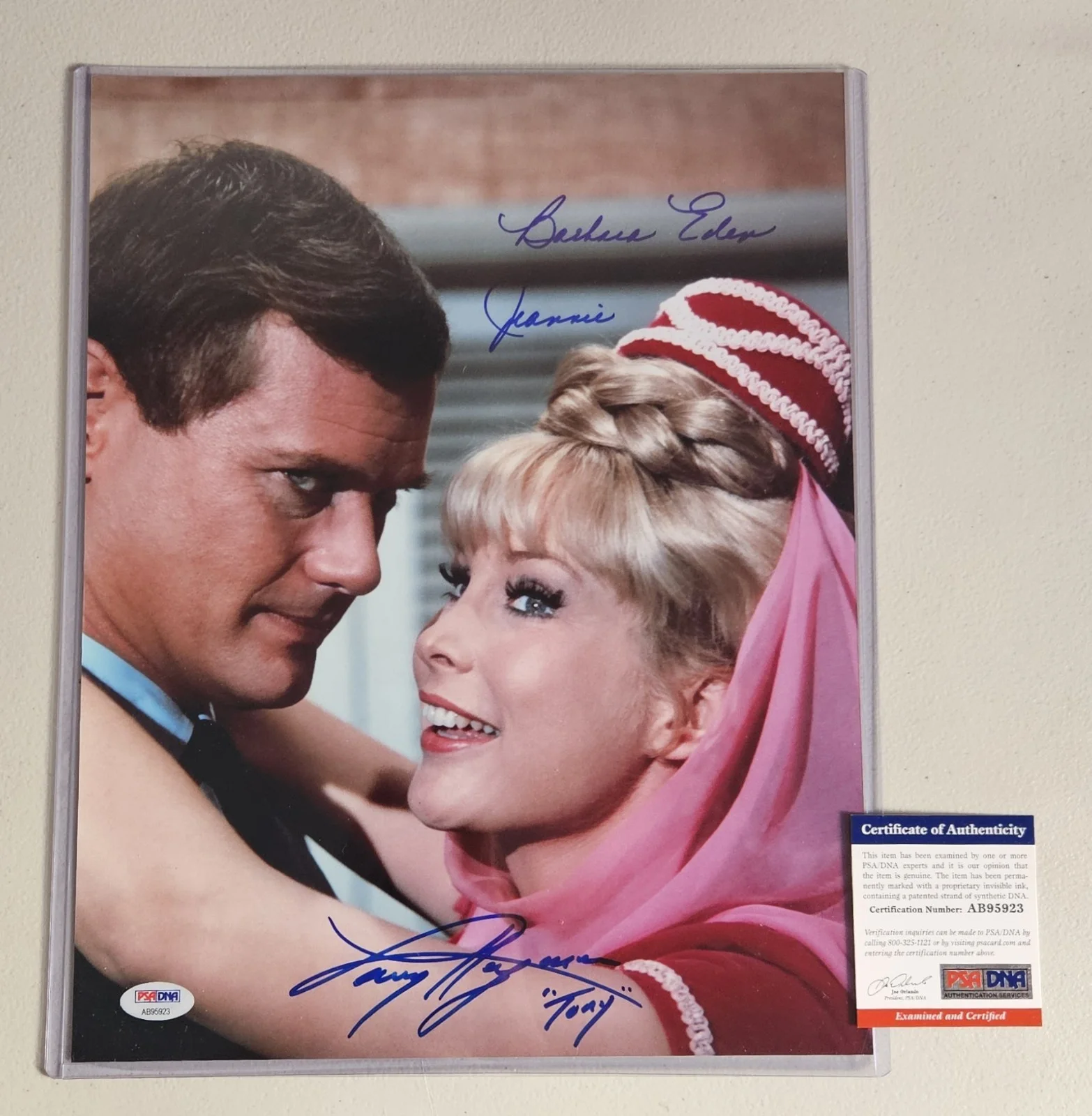 Barbara Eden and Larry Hagman — BARBARA EDEN & LARRY HAGMAN Signed 11"X14" I DREAM OF JEANNIE Photo With PSA COA