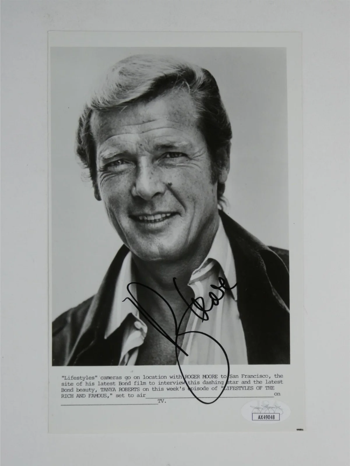 Roger Moore — Roger Moore Signed 5x8 Promo Photo Lifestyles Of The Rich And Famous JSA COA, изображение 2