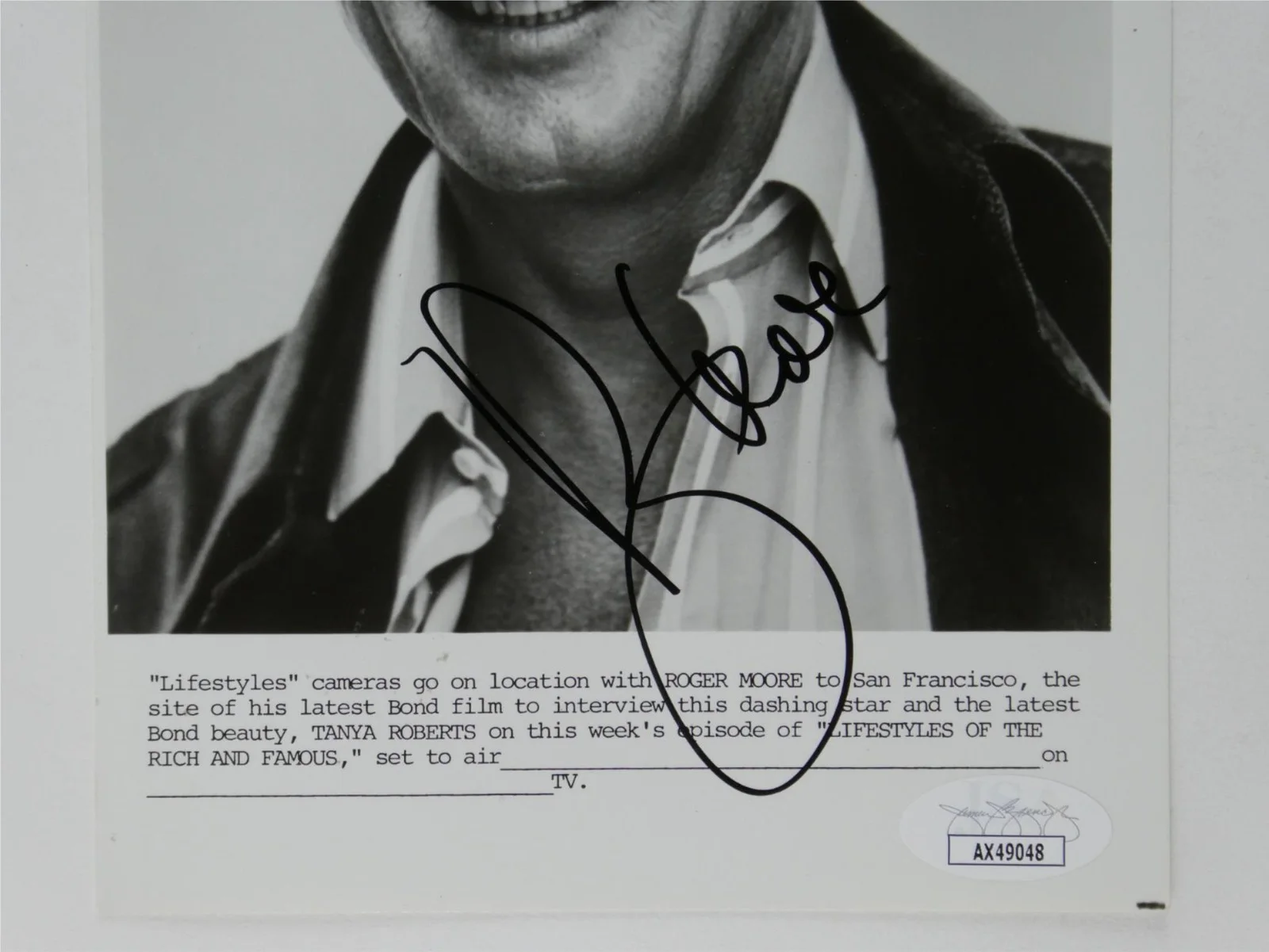 Roger Moore — Roger Moore Signed 5x8 Promo Photo Lifestyles Of The Rich And Famous JSA COA, изображение 3