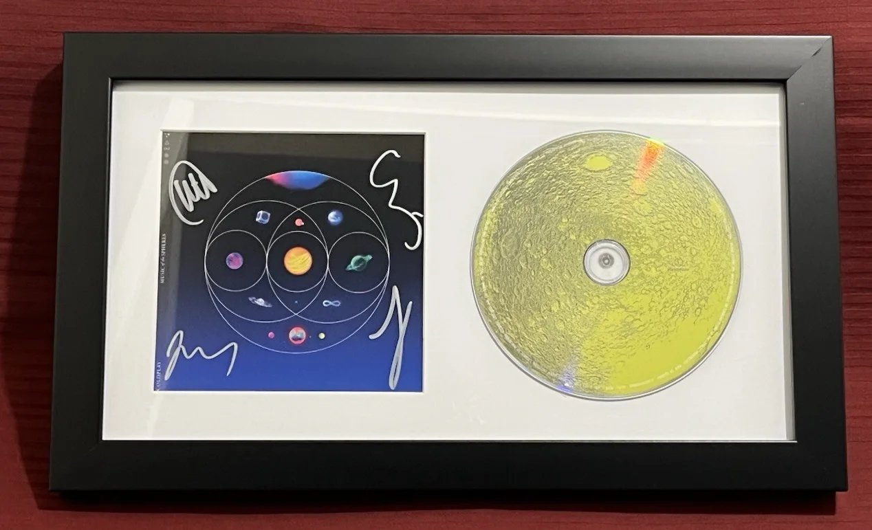 COLDPLAY BAND SIGNED & FRAMED MUSIC OF SPHERES CD DISPLAY AUTO COA MARTIN +3 A, изображение 2