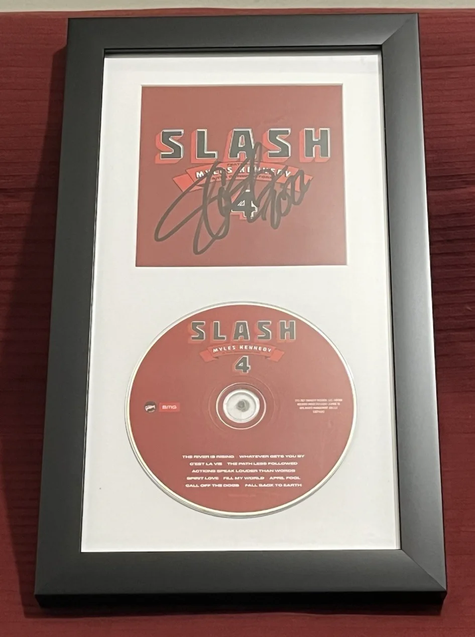 SLASH SIGNED & FRAMED 4 FEAT MYLES KENNEDY CD DISPLAY AUTO COA GUNS N ROSES B, изображение 2