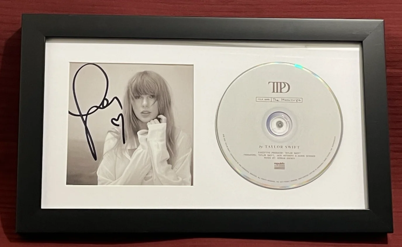 TAYLOR SWIFT SIGNED & FRAMED TTPD CD DISPLAY W/ HEART TORTURED POETS AUTO COA B, изображение 2