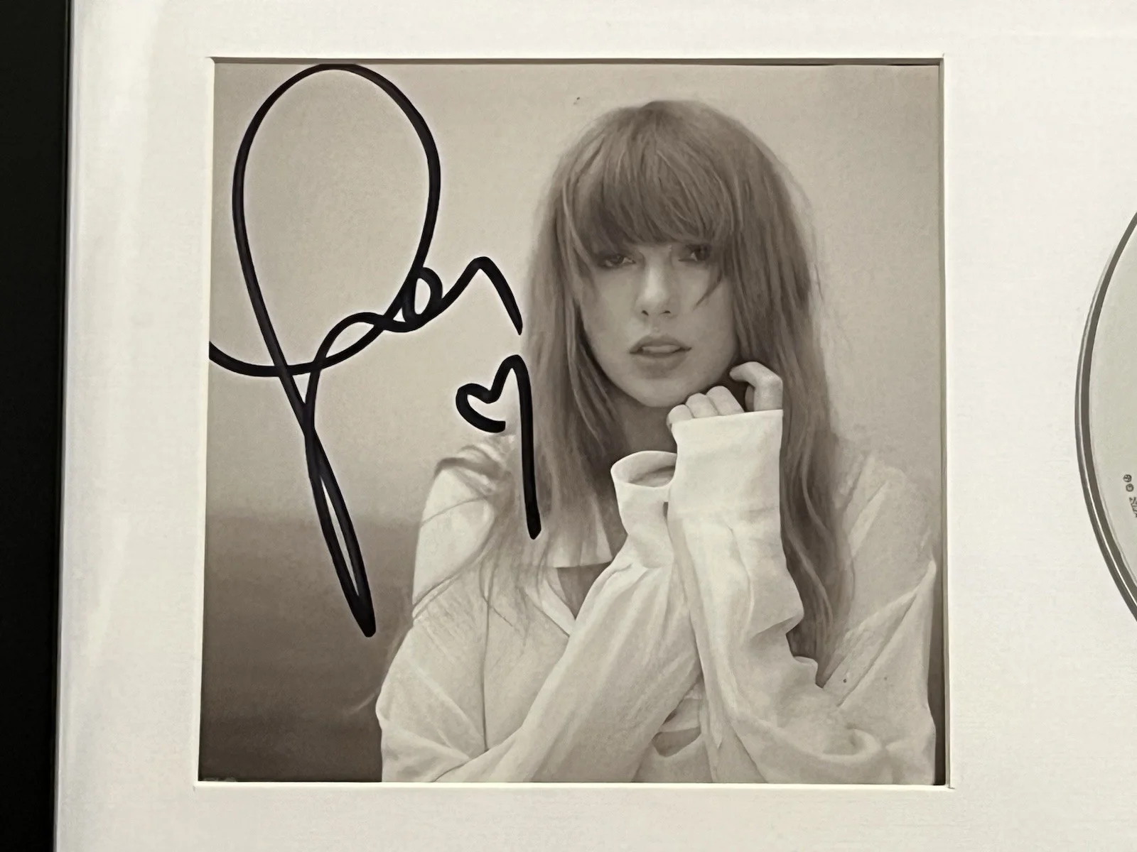 TAYLOR SWIFT SIGNED & FRAMED TTPD CD DISPLAY W/ HEART TORTURED POETS AUTO COA B, изображение 3