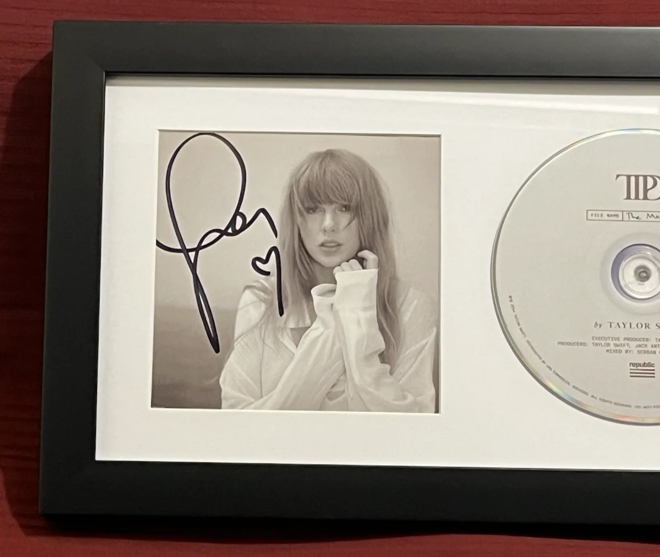 TAYLOR SWIFT SIGNED & FRAMED TTPD CD DISPLAY W/ HEART TORTURED POETS AUTO COA B, изображение 4