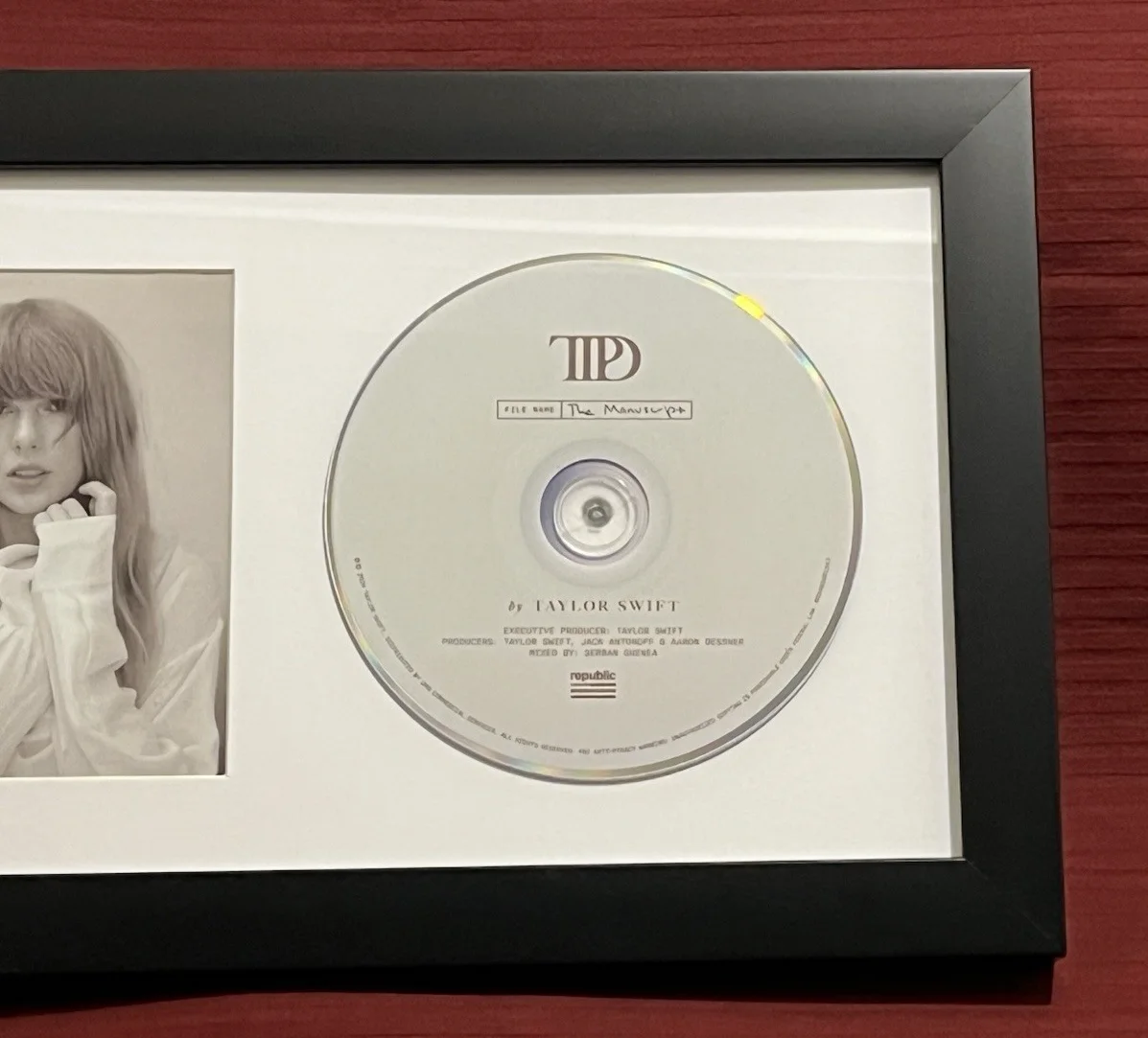 TAYLOR SWIFT SIGNED & FRAMED TTPD CD DISPLAY W/ HEART TORTURED POETS AUTO COA B, изображение 5