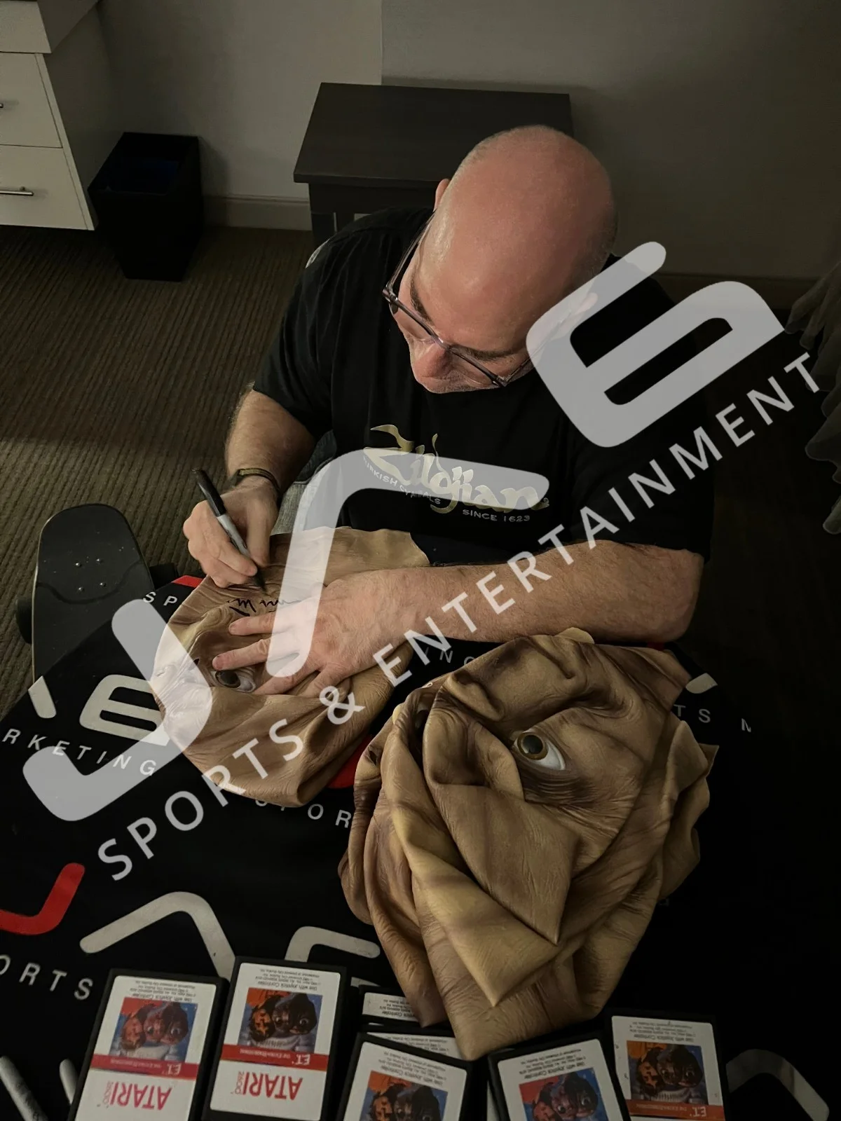 Matthew DeMeritt, Henry Thomas, Dee Walace, Robert MacNaughton — DeMeritt, Thomas, Wallace & MacNaughton autographed signed mask E.T JSA, image 5