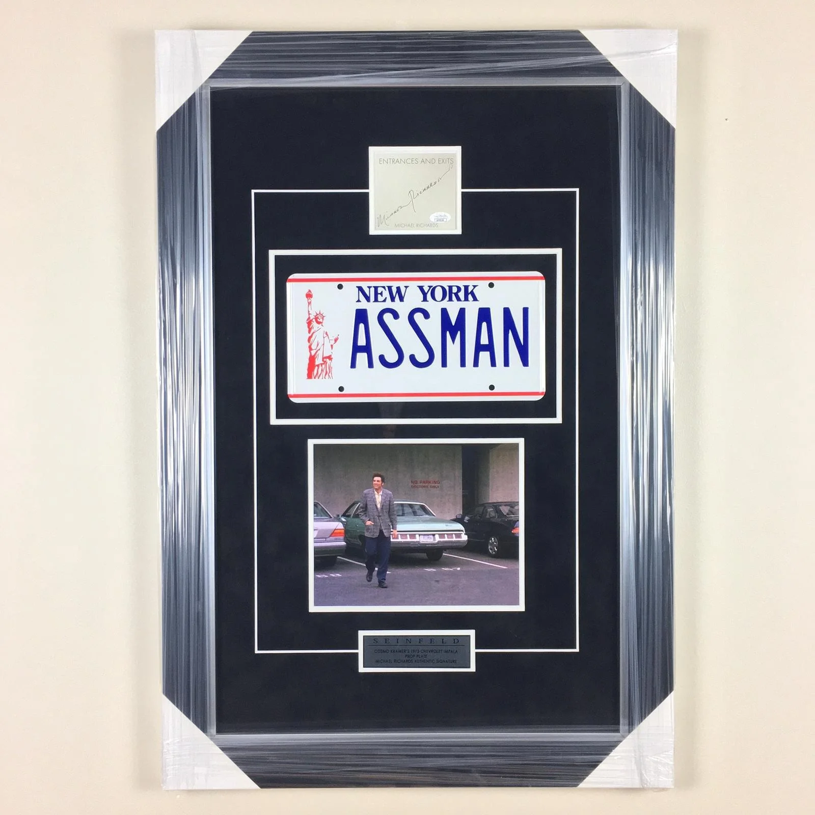 Michael Richards — Seinfeld Cosmo Kramer Michael Richards Signed JSA ASSMAN Prop Plate Framed
