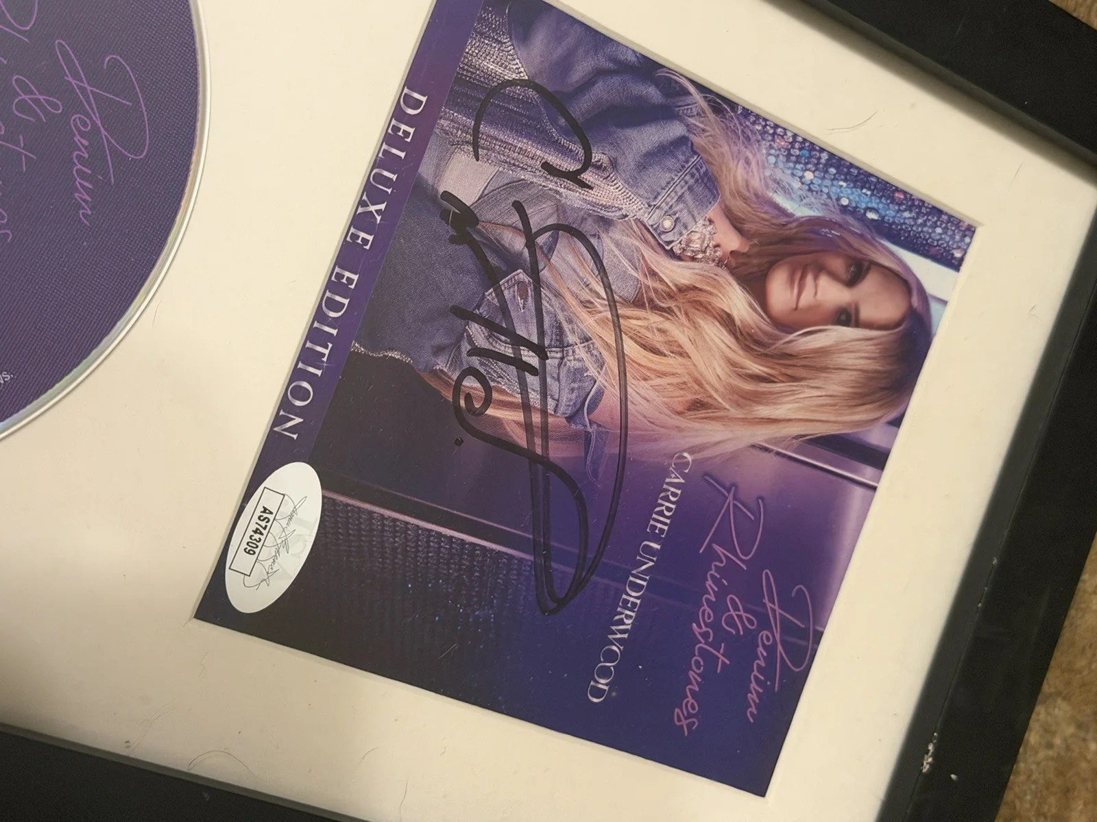 FRAMED Carrie Underwood Denim & Rhinestones Deluxe SIGNED CD DISPLAY FRAME Auto, изображение 2