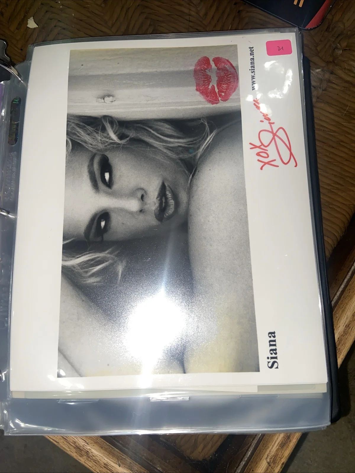 SIANA - MODEL - AUTOGRAPHED b&w PHOTO - with lip prints - inscribed, изображение 2