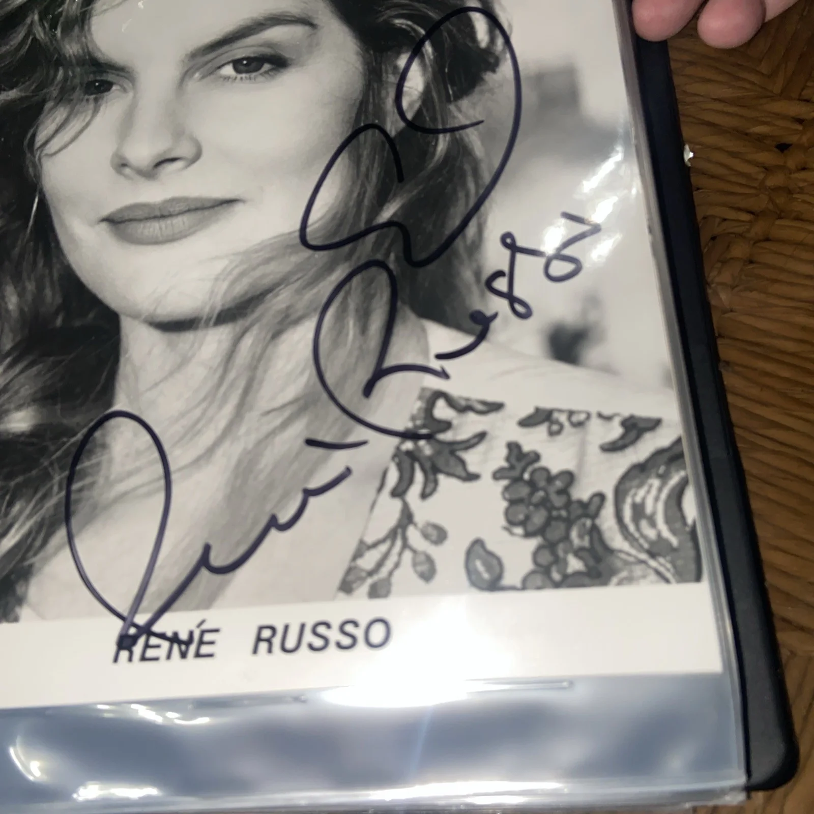 Rene Russo signed b&w 8x10 - Tin Cup, Thomas Crown Affair, Avengers - autograph, image 2