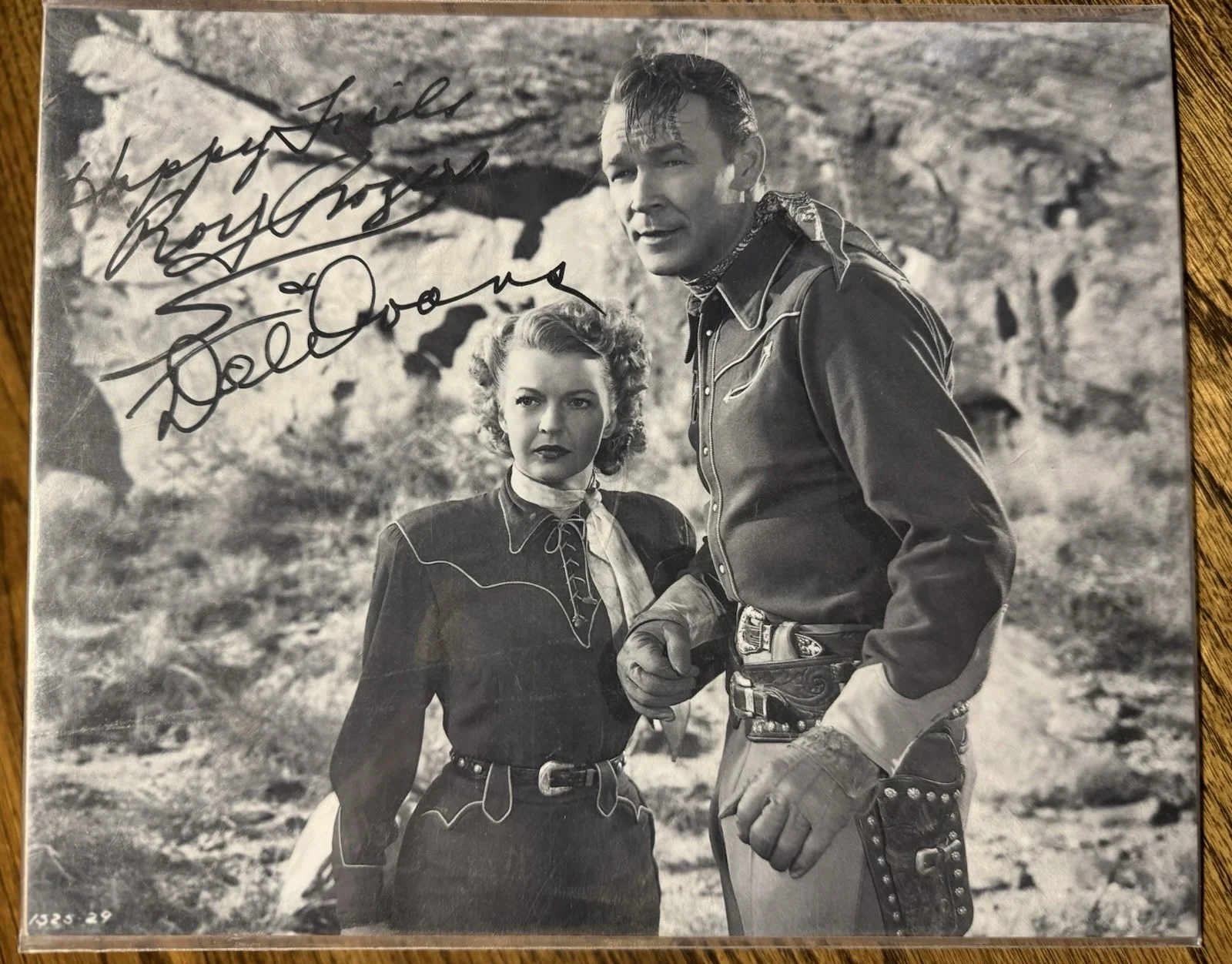 ROY ROGERS & DALE EVANS — ROY ROGERS & DALE EVANS signed autographed 8x10 B&W in black ink