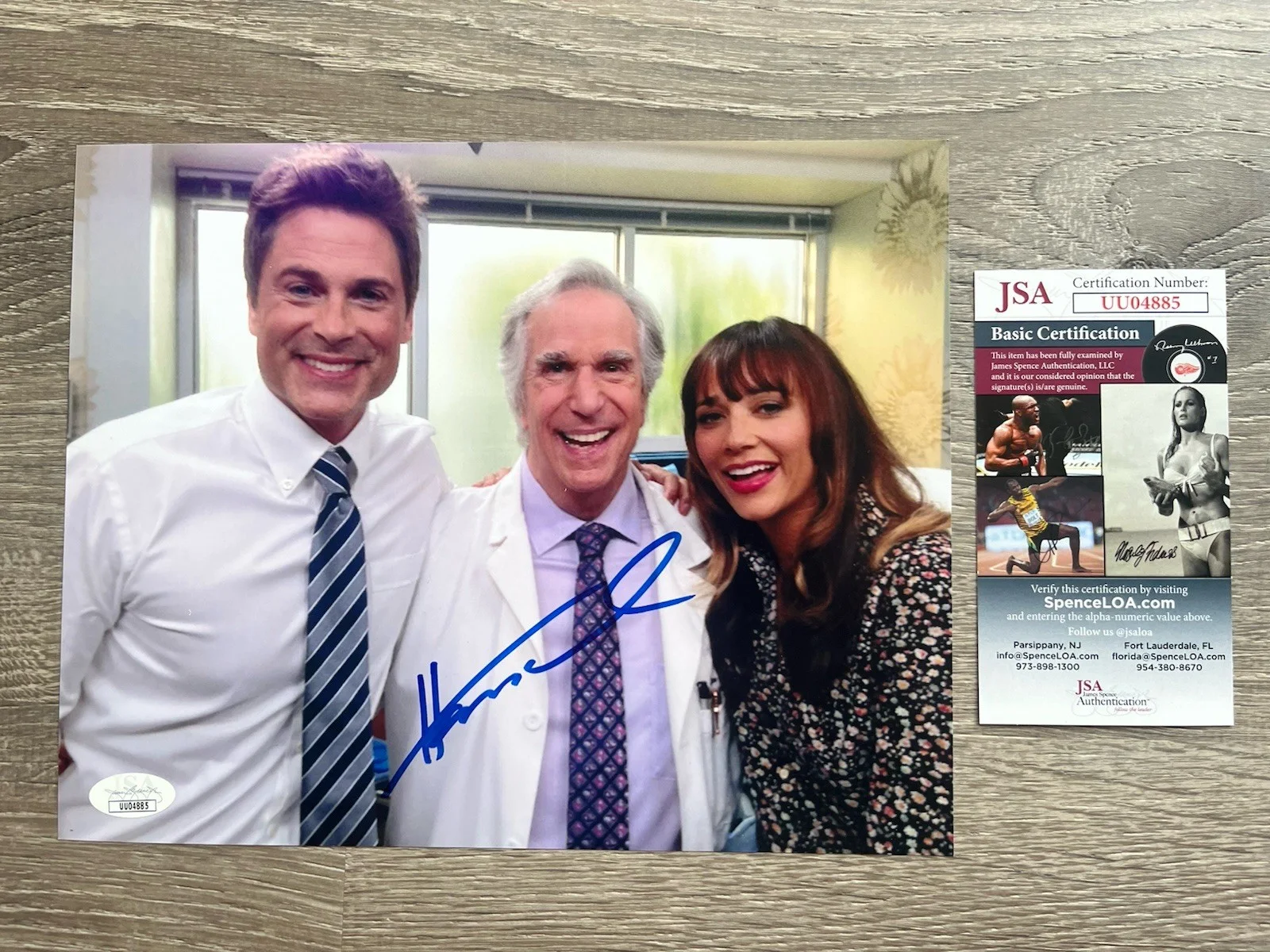 Henry Winkler — Henry Winkler Signed 8x10 Photo JSA COA Parks and Recreation Fonzie