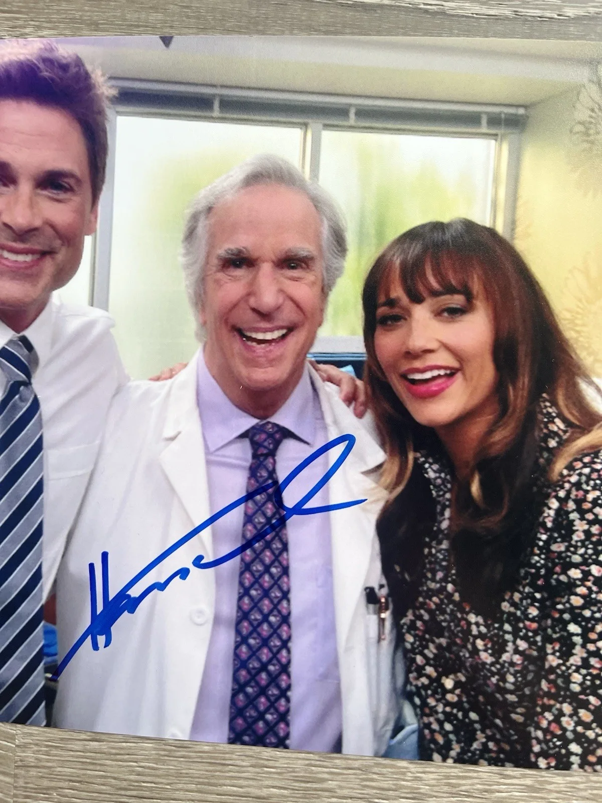 Henry Winkler — Henry Winkler Signed 8x10 Photo JSA COA Parks and Recreation Fonzie, изображение 3
