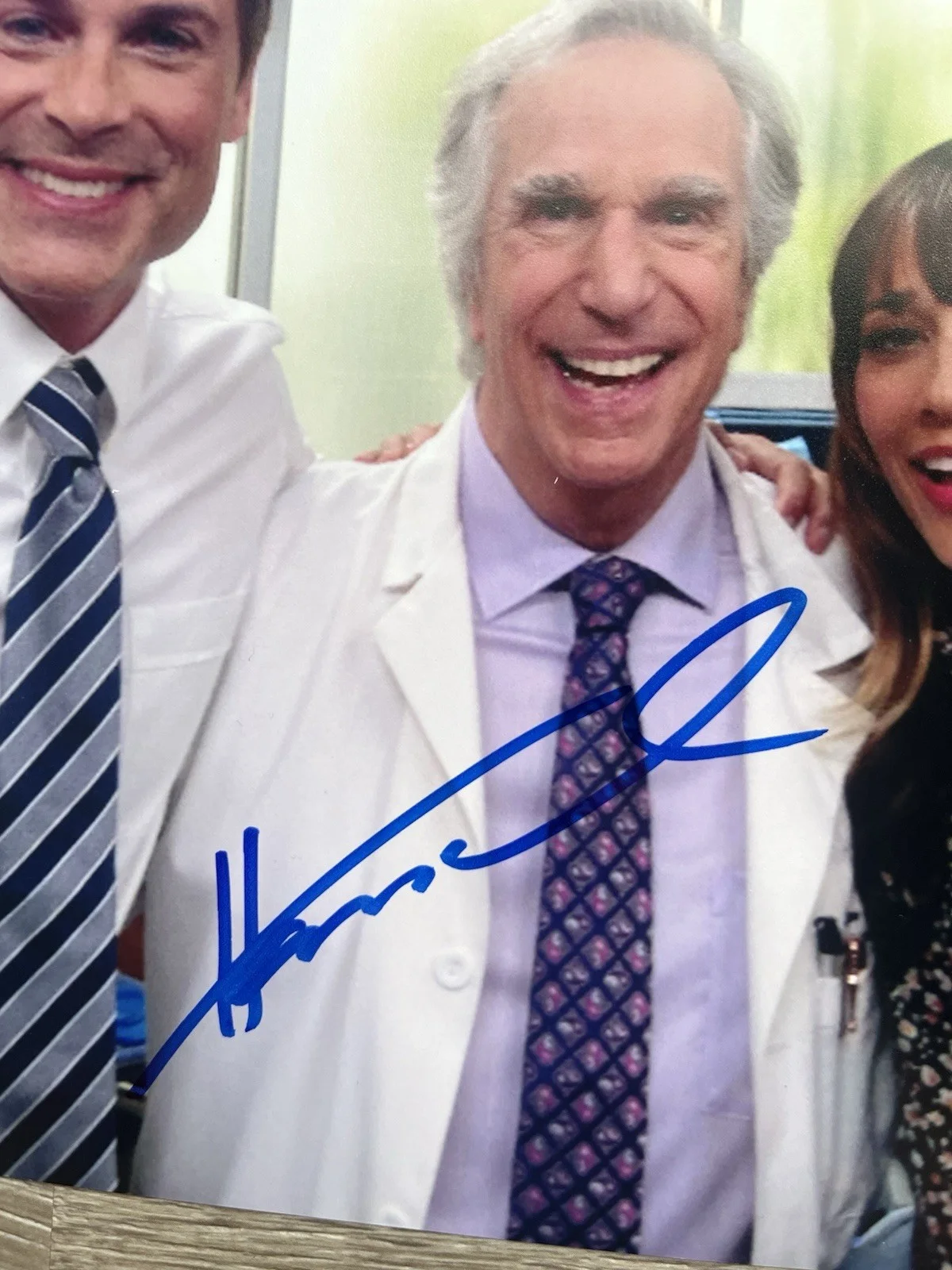 Henry Winkler — Henry Winkler Signed 8x10 Photo JSA COA Parks and Recreation Fonzie, изображение 4