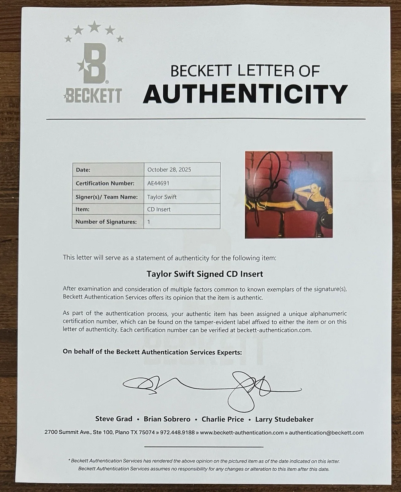 SIGNED FRAMED TAYLOR SWIFT LIFE OF A SHOWGIRL PHOTO 4 & CD BAS BECKETT COA, изображение 2