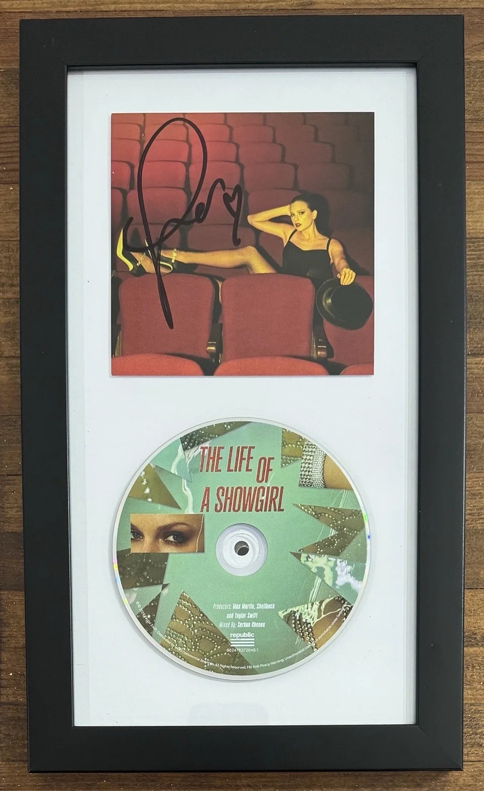SIGNED FRAMED TAYLOR SWIFT LIFE OF A SHOWGIRL PHOTO 4 & CD BAS BECKETT COA, изображение 3
