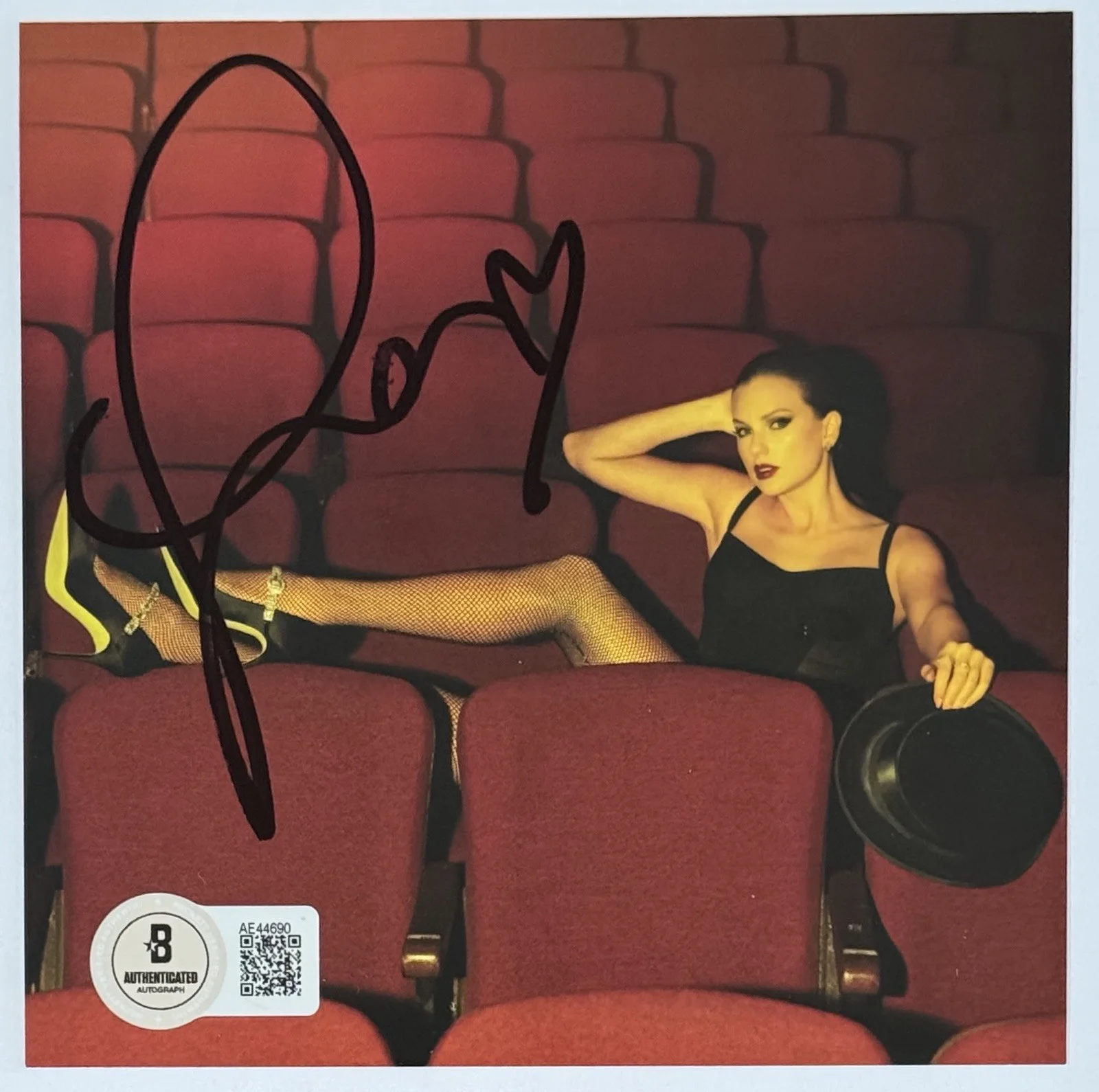 SIGNED FRAMED TAYLOR SWIFT LIFE OF A SHOWGIRL PHOTO 4 & CD BAS BECKETT COA, изображение 4