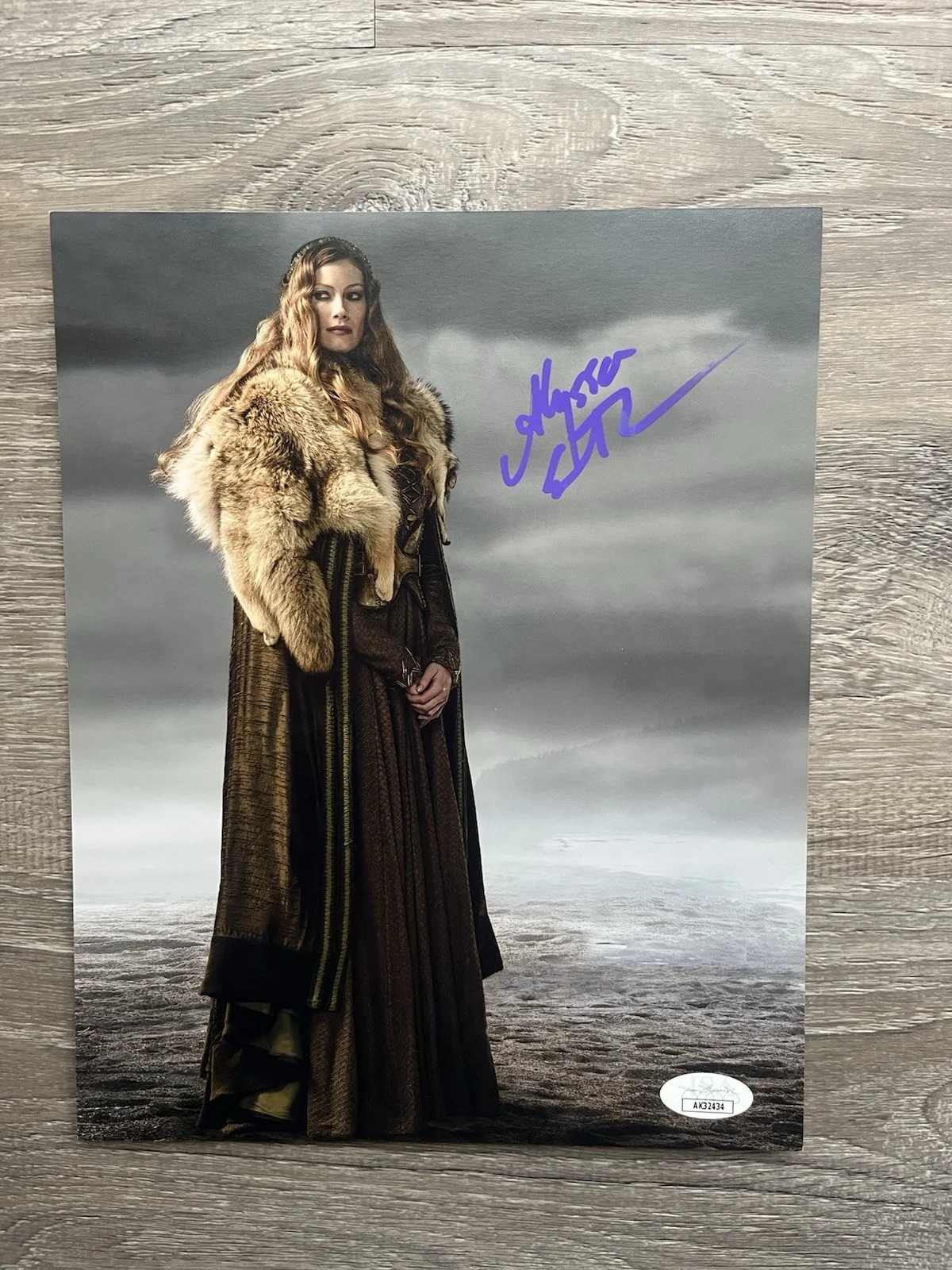 Alyssa Sutherland — Alyssa Sutherland Signed Vikings 8x10 Photo Aslaug JSA COA, image 2