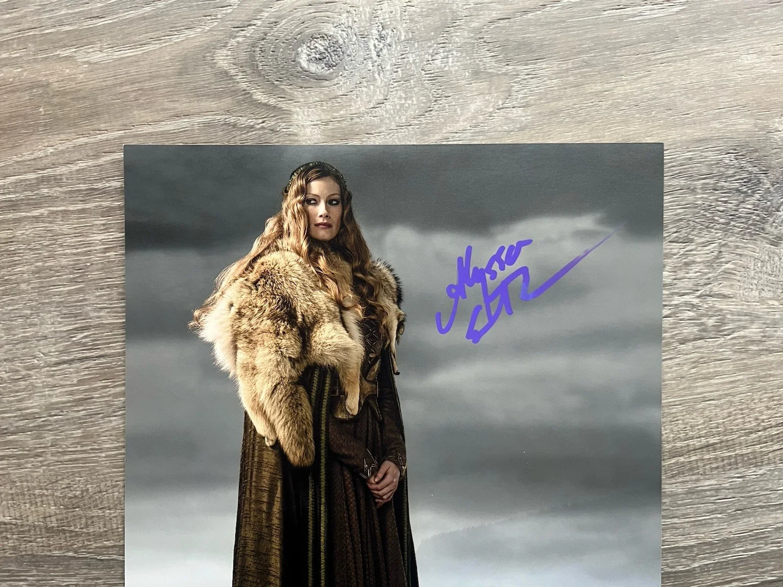 Alyssa Sutherland — Alyssa Sutherland Signed Vikings 8x10 Photo Aslaug JSA COA, image 3
