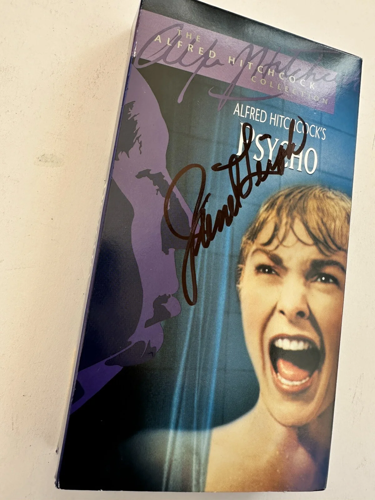 Janet Leigh — JANET LEIGH Signed Autographed Psycho VHS Alfred Hitchcock Rare Memorabilia!!!, изображение 2