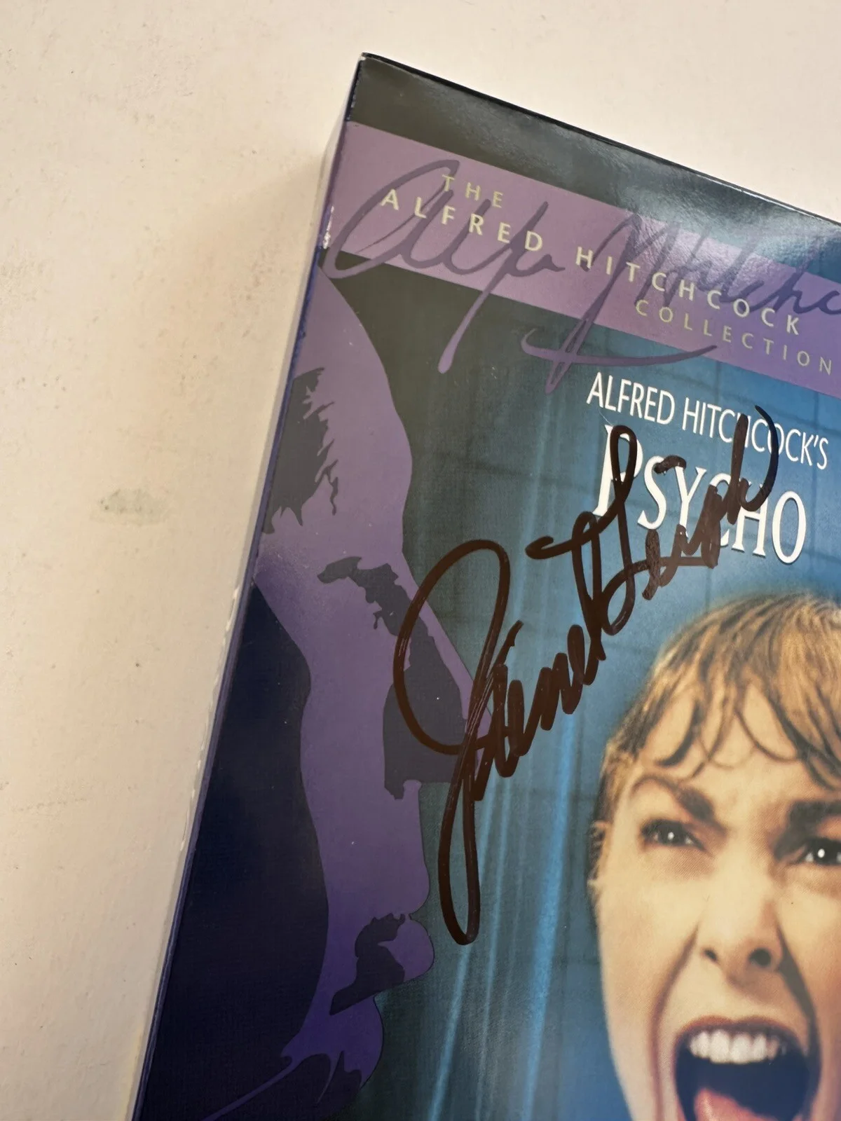 Janet Leigh — JANET LEIGH Signed Autographed Psycho VHS Alfred Hitchcock Rare Memorabilia!!!, изображение 3