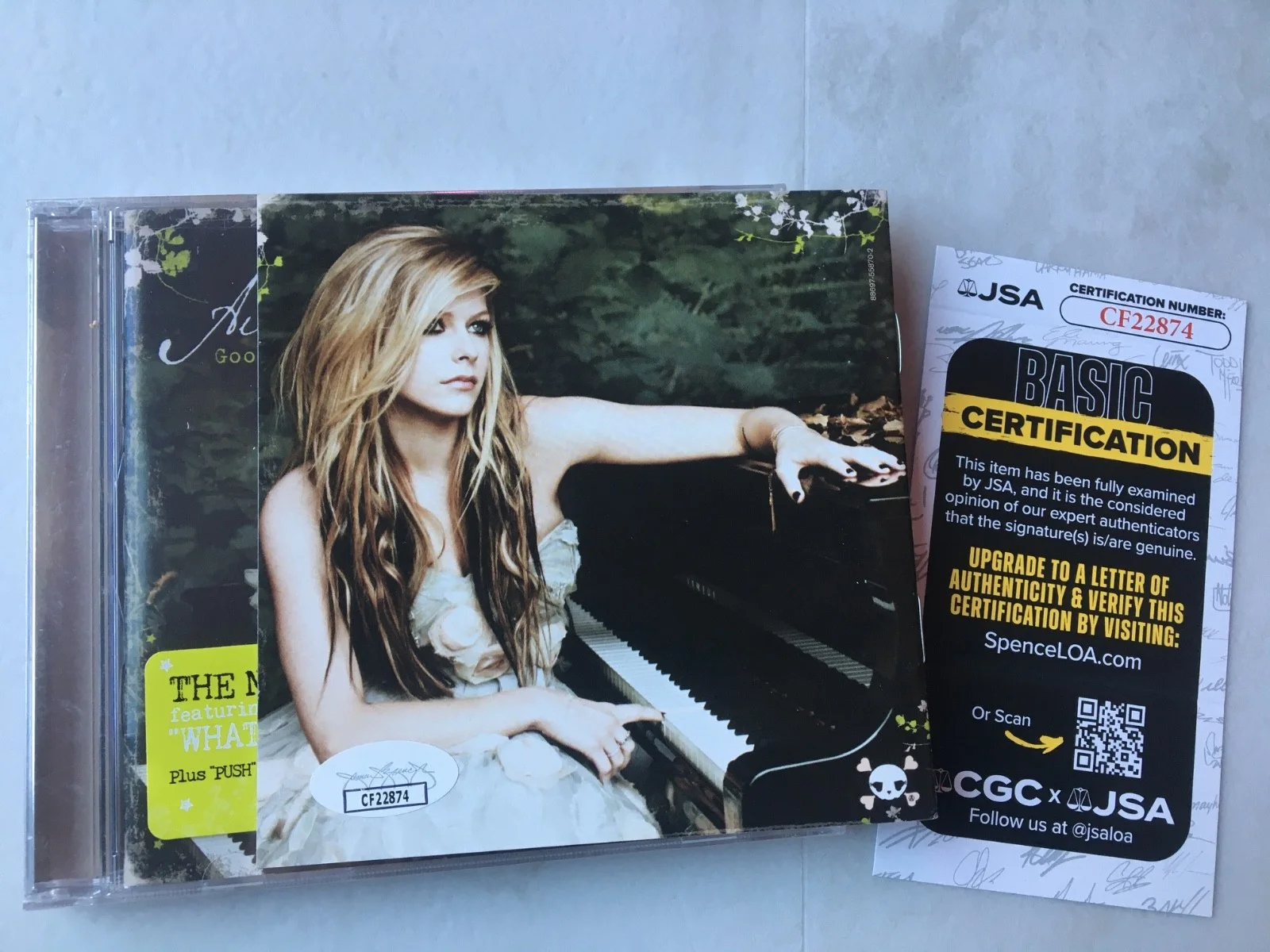 Avril Lavigne Signed Goodbye Lullaby CD JSA COA RARE AUTOGRAPH No Vinyl, изображение 2
