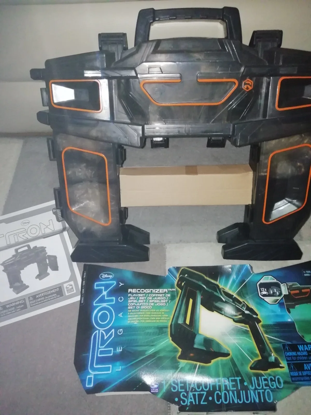 HUGE TRON LEGACY FIGURE VEHICLE CASE BIKE COLLECTION TOY BUNDLE CD GAME TAPE LOT, изображение 3