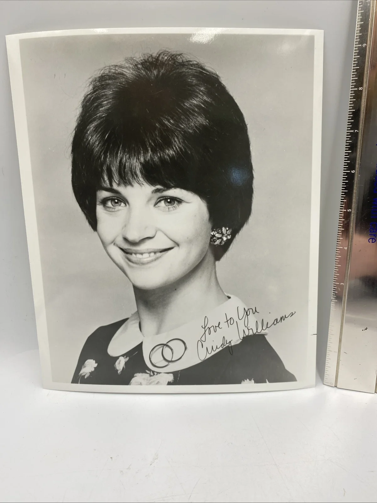 Cindy Williams — CINDY WILLIAMS Signed 8x10 LAVERNE & SHIRLEY Photo w/ “Love To You”