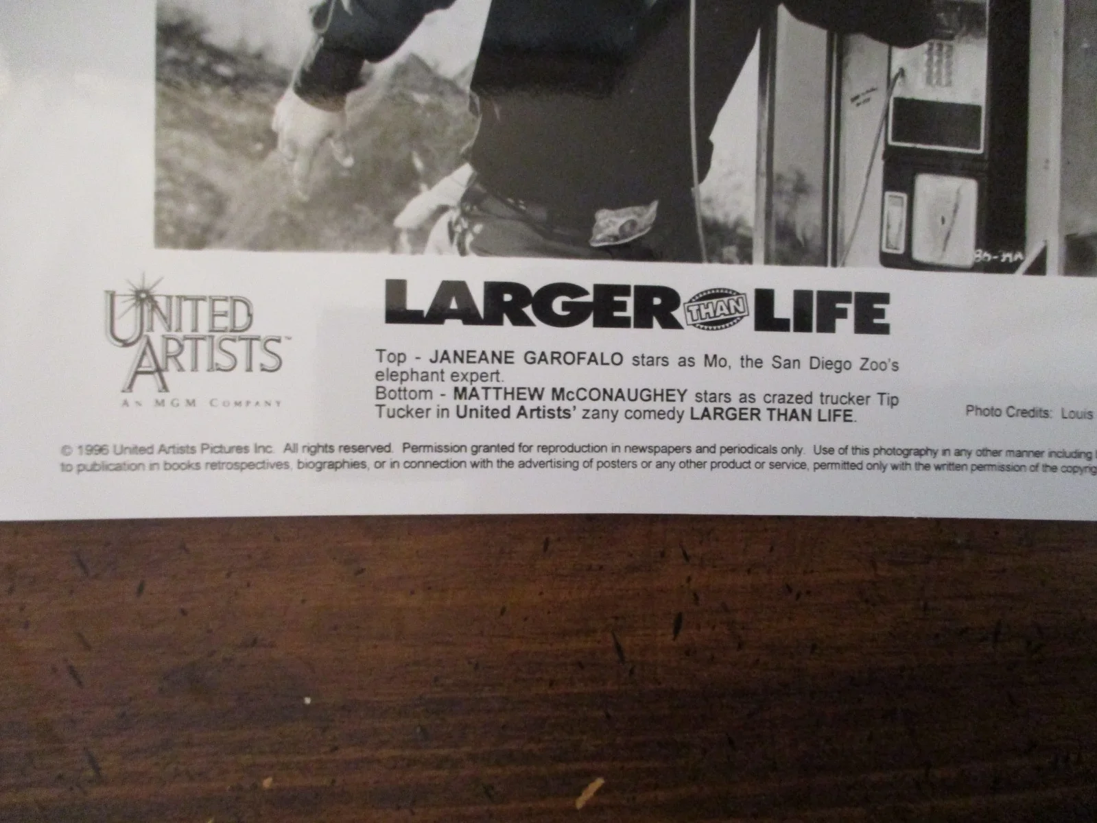 Janeane Garofalo/Matthew McConaughey(LARGER THAN LIFE)1996 8 x 10 B & W Photo, изображение 3