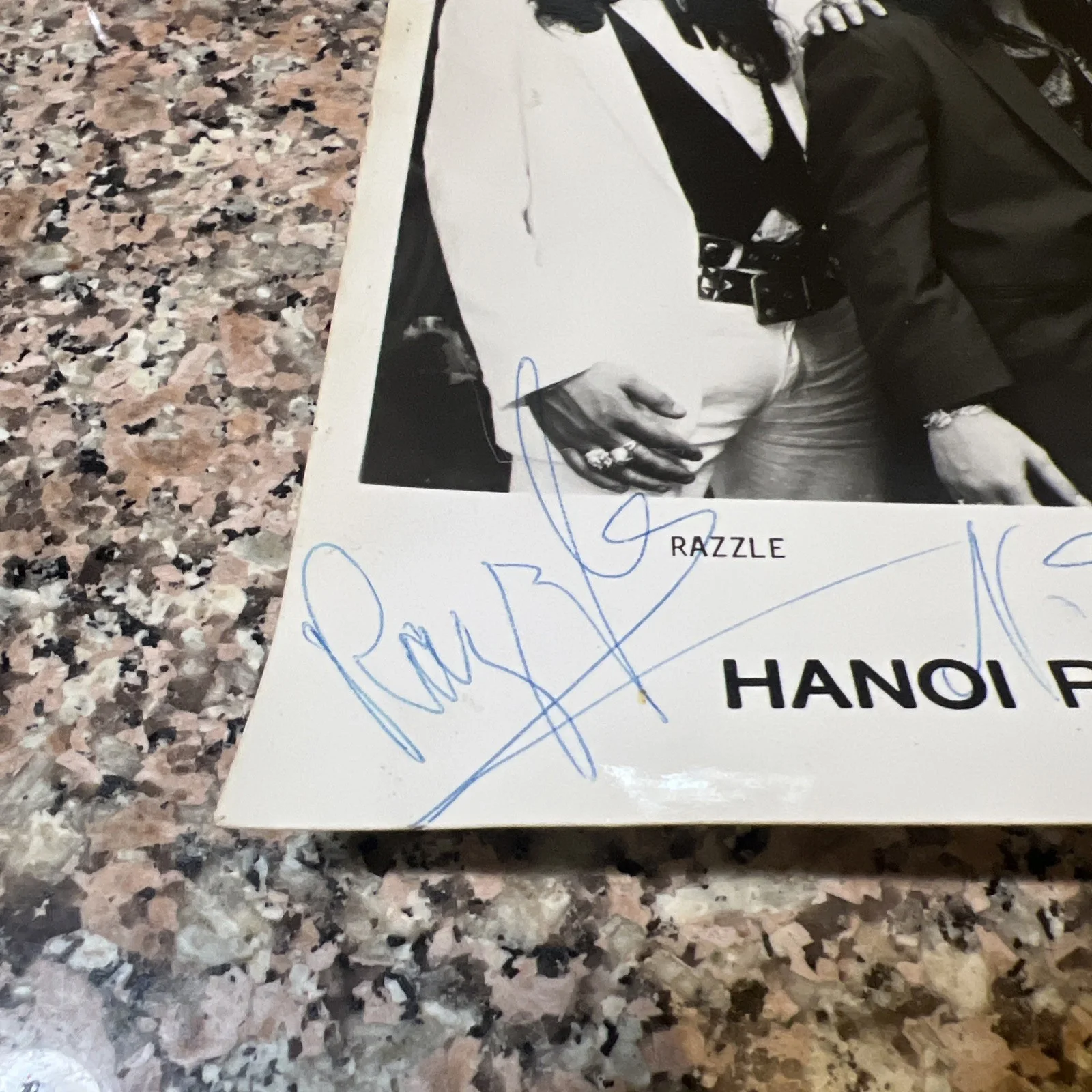 INSANELY RARE HANOI ROCKS FULLY SIGNED EPIC RECORDS PROMO PHOTO RAZZLE AUTHENTIC, изображение 2