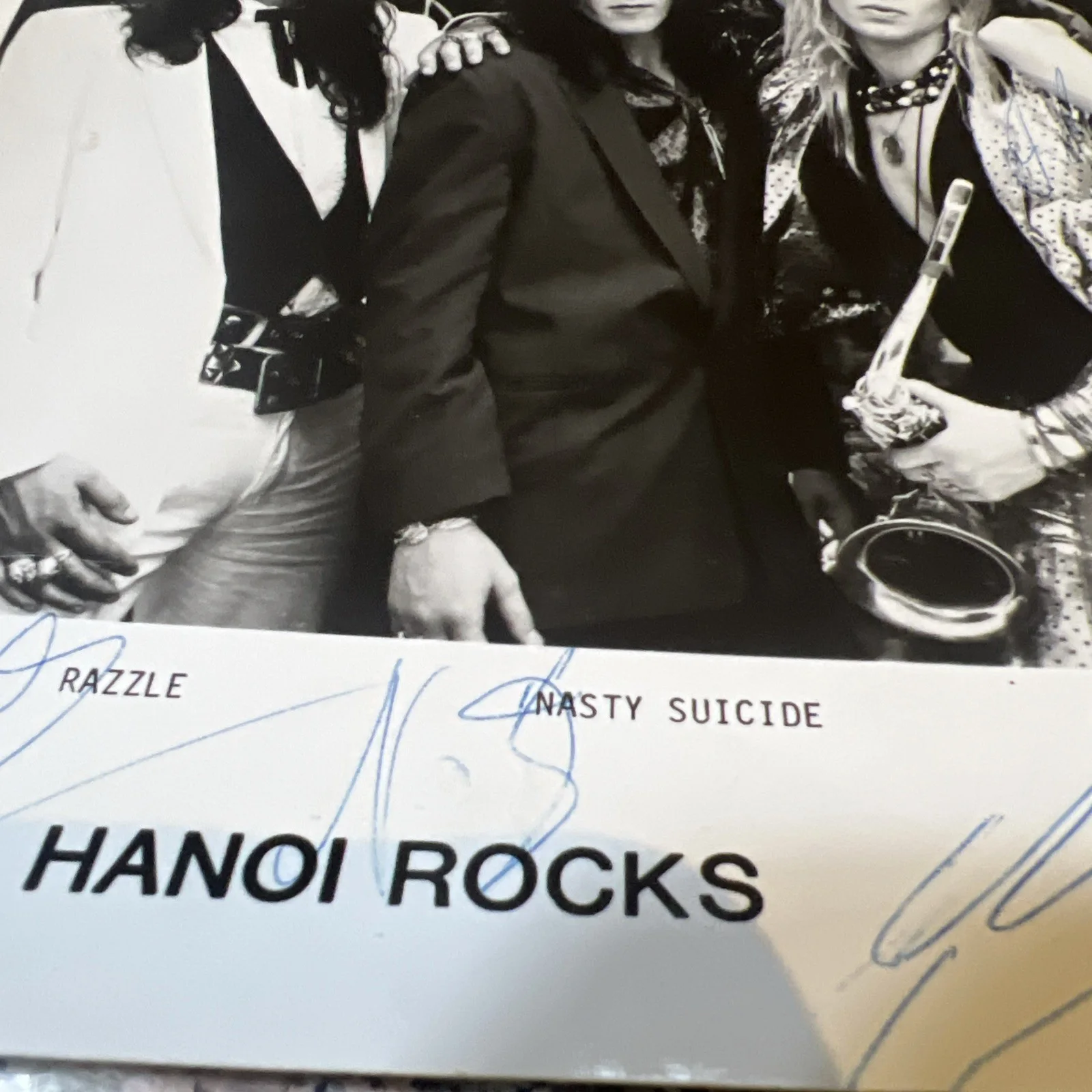INSANELY RARE HANOI ROCKS FULLY SIGNED EPIC RECORDS PROMO PHOTO RAZZLE AUTHENTIC, изображение 3