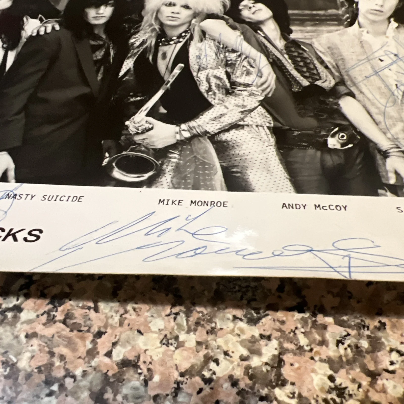 INSANELY RARE HANOI ROCKS FULLY SIGNED EPIC RECORDS PROMO PHOTO RAZZLE AUTHENTIC, изображение 4