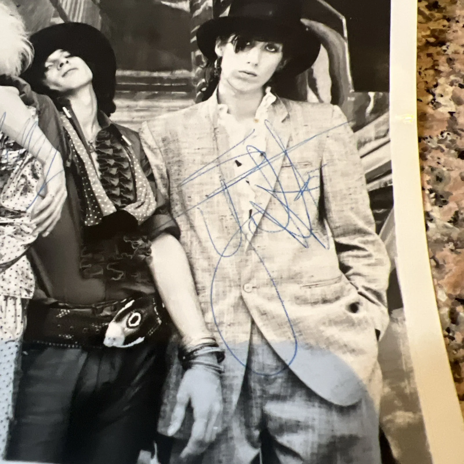 INSANELY RARE HANOI ROCKS FULLY SIGNED EPIC RECORDS PROMO PHOTO RAZZLE AUTHENTIC, изображение 5