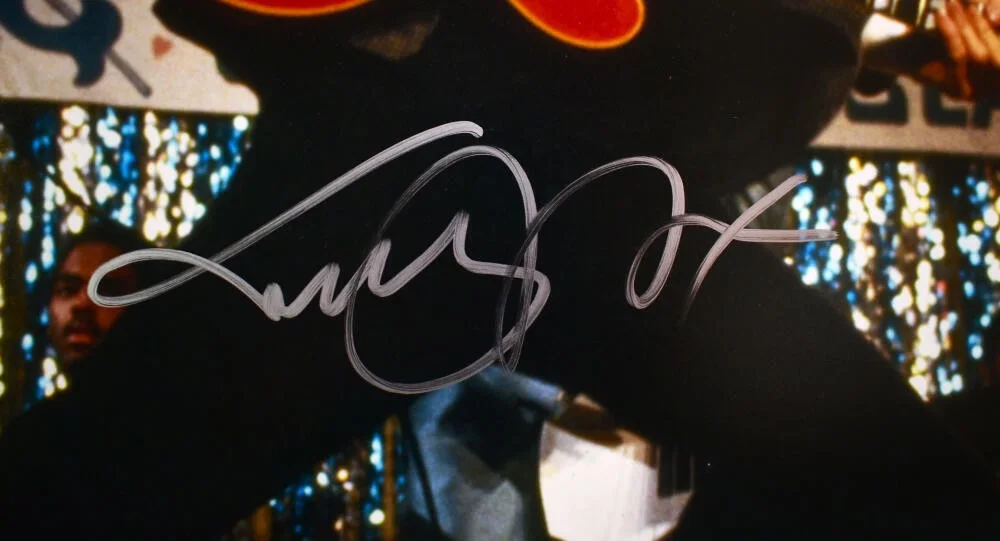 Michael J. Fox — Michael J. Fox Autographed Back to the Future 16x20 Guitar Photo- Beckett W Holo, изображение 2