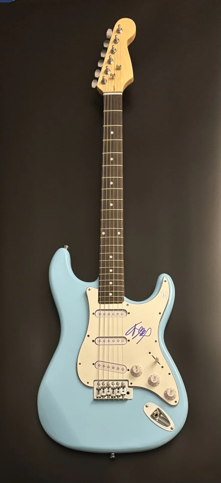 GFA Greedy & you broke me first * TATE McRAE * Signed Electric Guitar PROOF COA, изображение 2