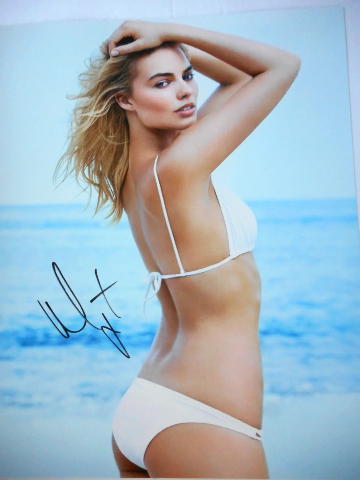 Margot Robbie — Margot Robbie signed SUICIDE SQUAD White Bikini Pretty 8x10 Photo W/COA & Holo
