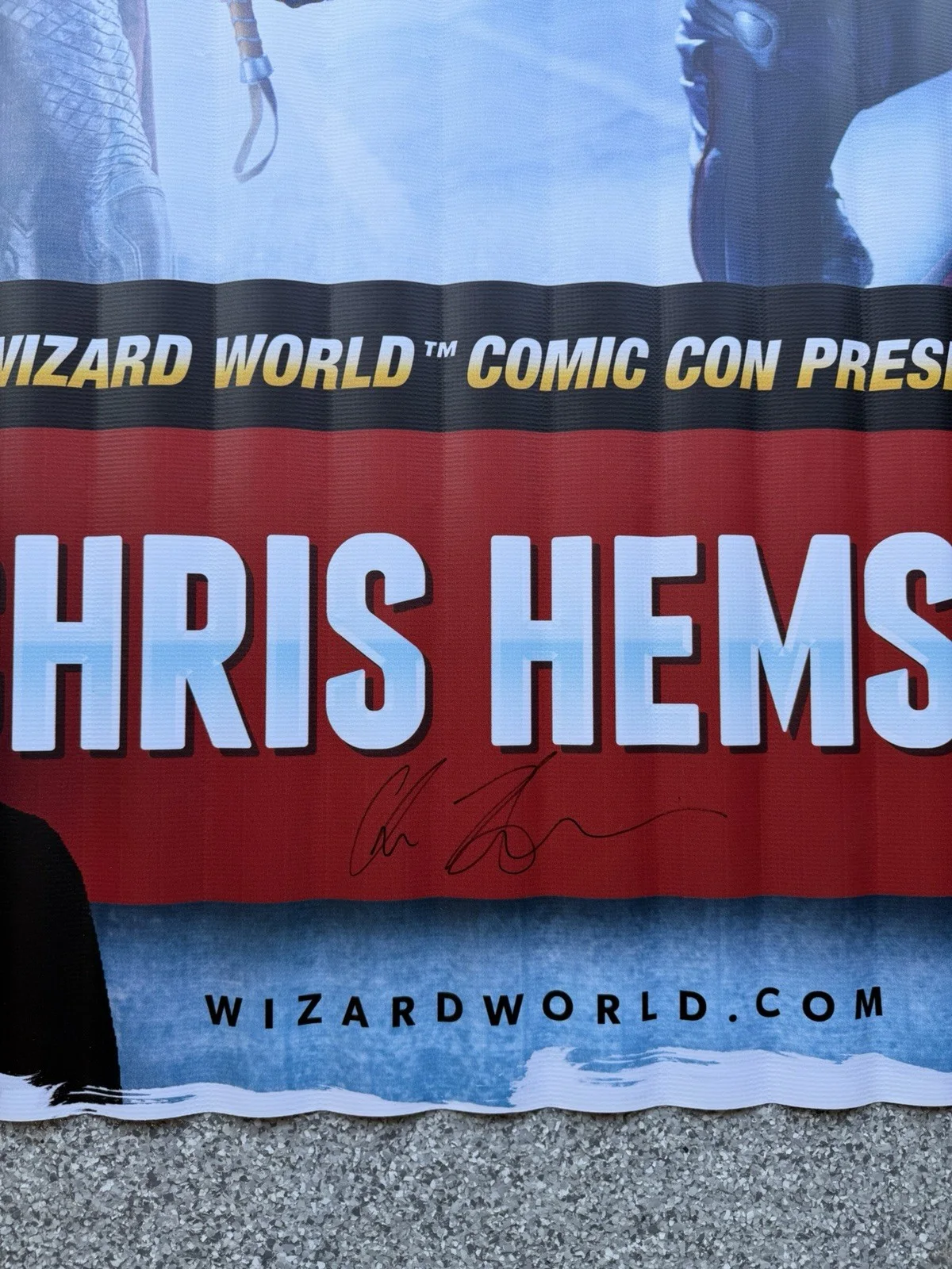 Chris Hemsworth Autgraphed 6ft x 3ft Banner - Wizard World - UNIQUE, image 2