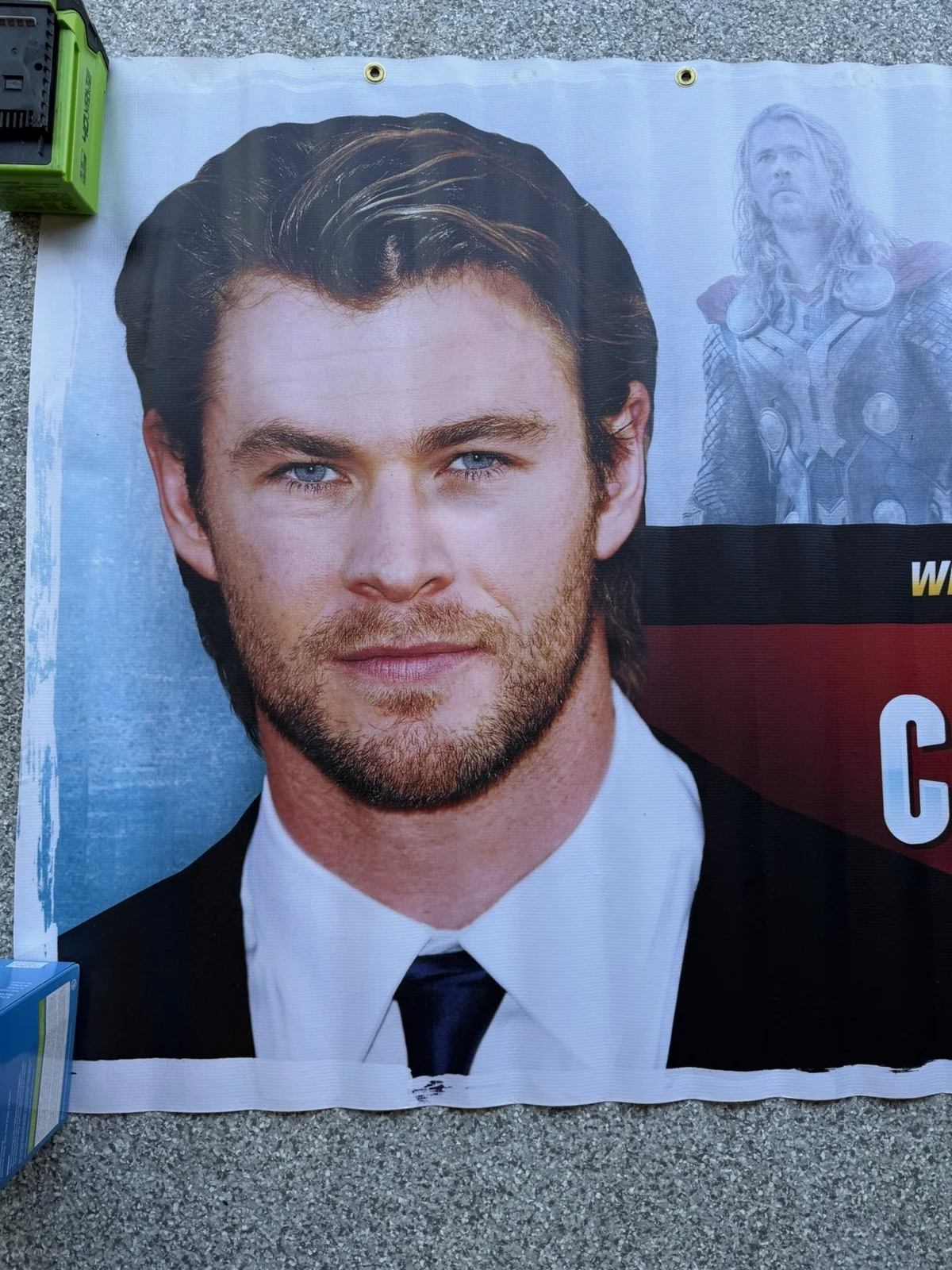 Chris Hemsworth Autgraphed 6ft x 3ft Banner - Wizard World - UNIQUE, image 3
