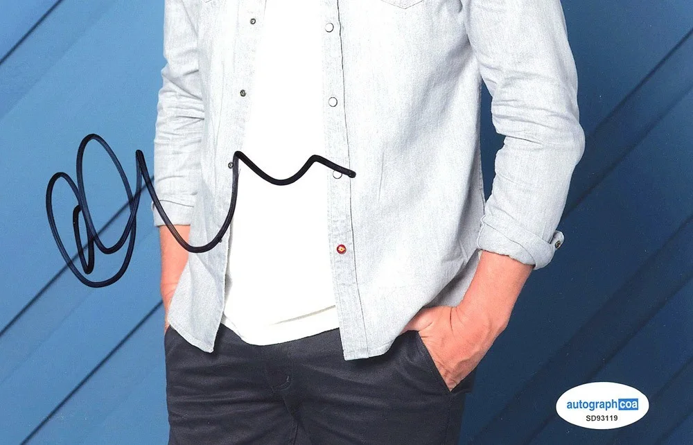 Oliver Hudson — Oliver Hudson signed Autographed 8x10 Photo e HOT A Merry Little Ex-Mas ACOA COA, image 4