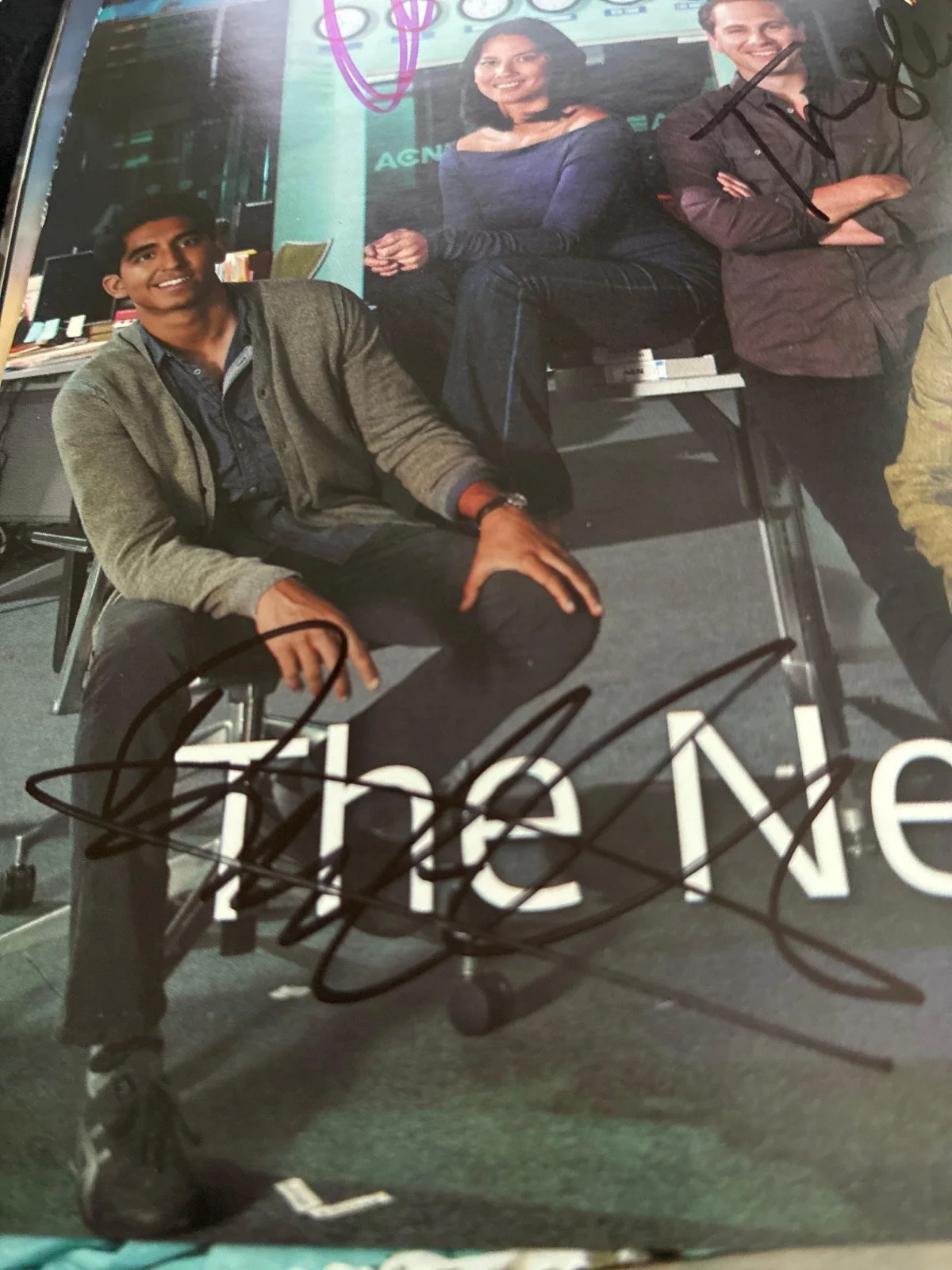 The Newsroom Cast Signed Poster — Dev Patel, Olivia Munn, Jeff Daniels, изображение 4