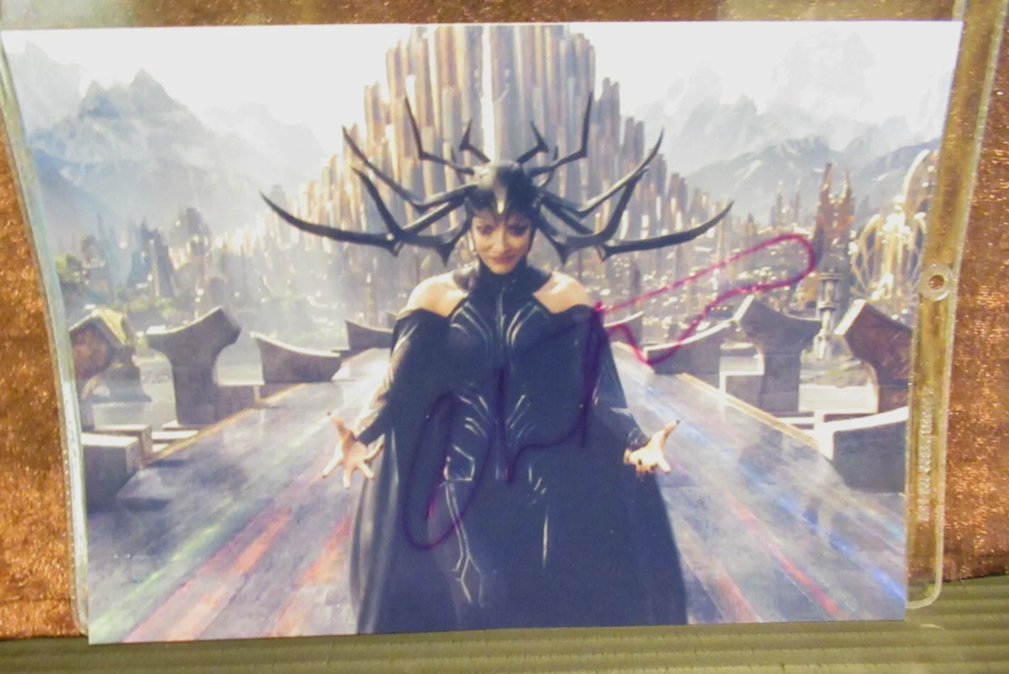 CATE BLANCHET — CATE BLANCHETT THOR - HELA - RAGNARÖK AUTOGRAPHED LONG 8x12 PHOTO & SLEEVE, изображение 2