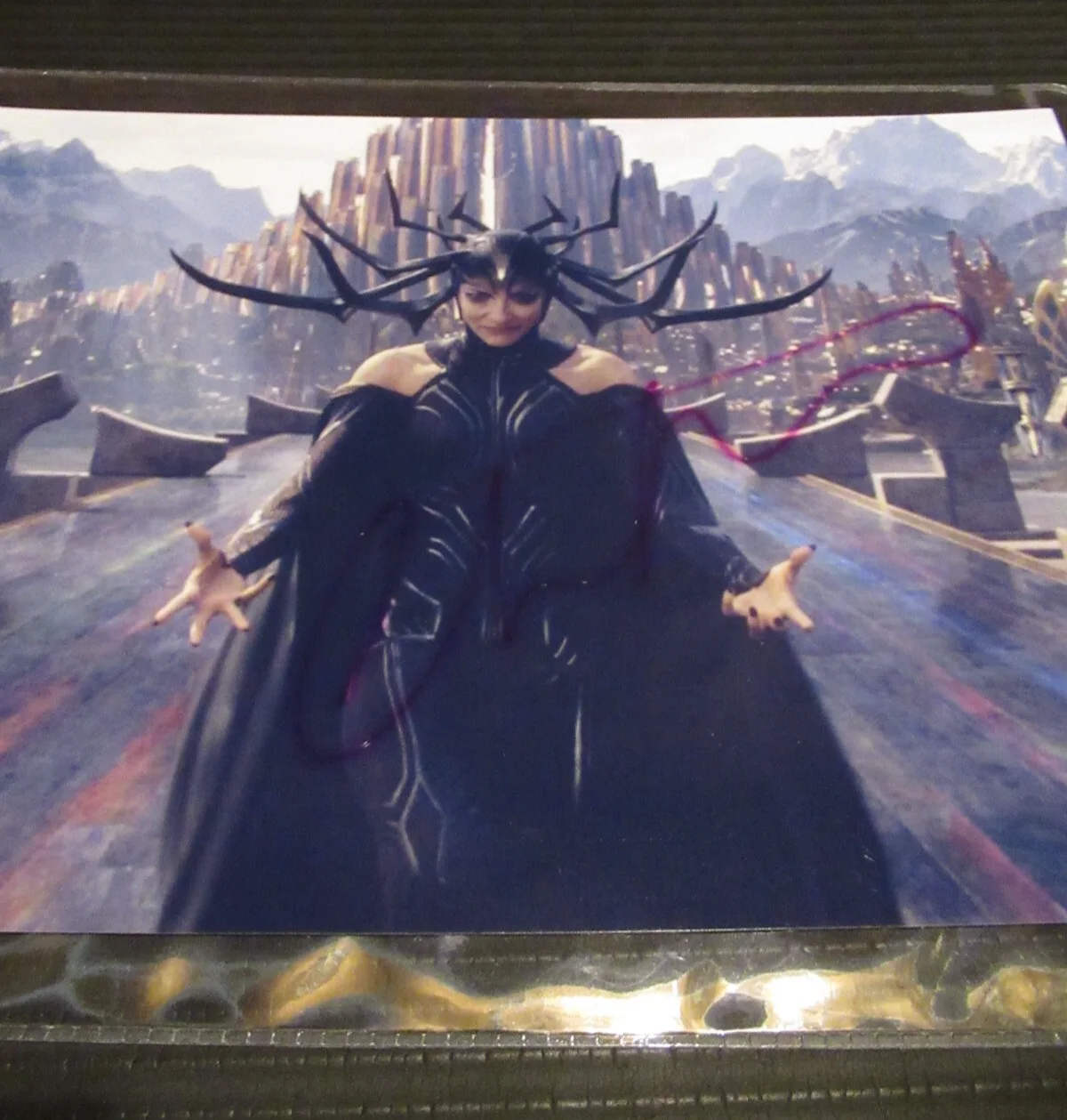 CATE BLANCHET — CATE BLANCHETT THOR - HELA - RAGNARÖK AUTOGRAPHED LONG 8x12 PHOTO & SLEEVE, изображение 5