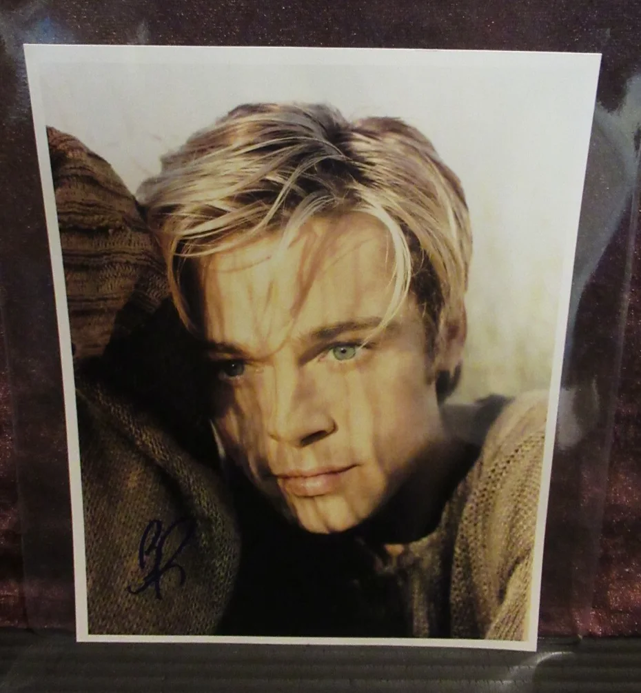 BRAD PITT — BRAD PITT , YOUNGER ACTOR PHOTOGRAPH AUTOGRAPHED 8x10 PHOTO W/COA , & SLEEVE, изображение 2