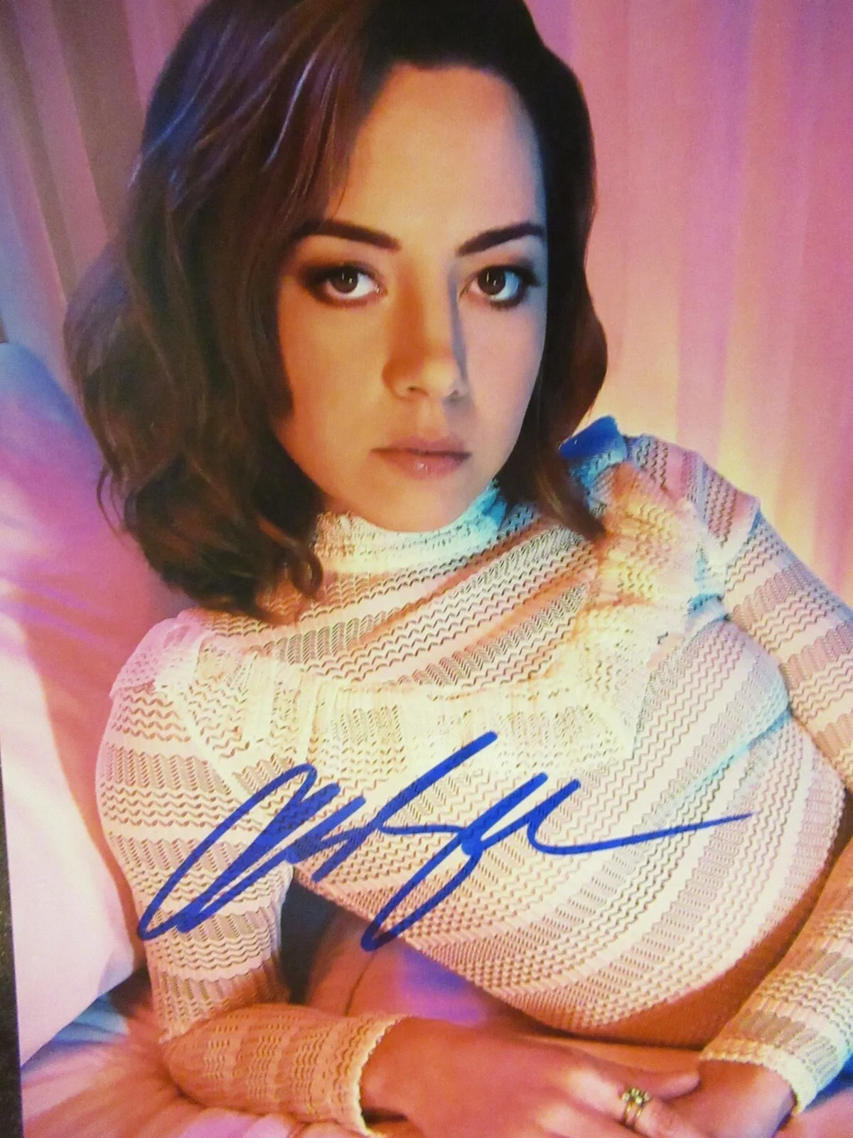 AUBREY PLAZA — THE WHITE LOTUS AUBREY PLAZA PHOTO AUTOGRAPHED 8x10 PHOTO W/COA & SLEEVE