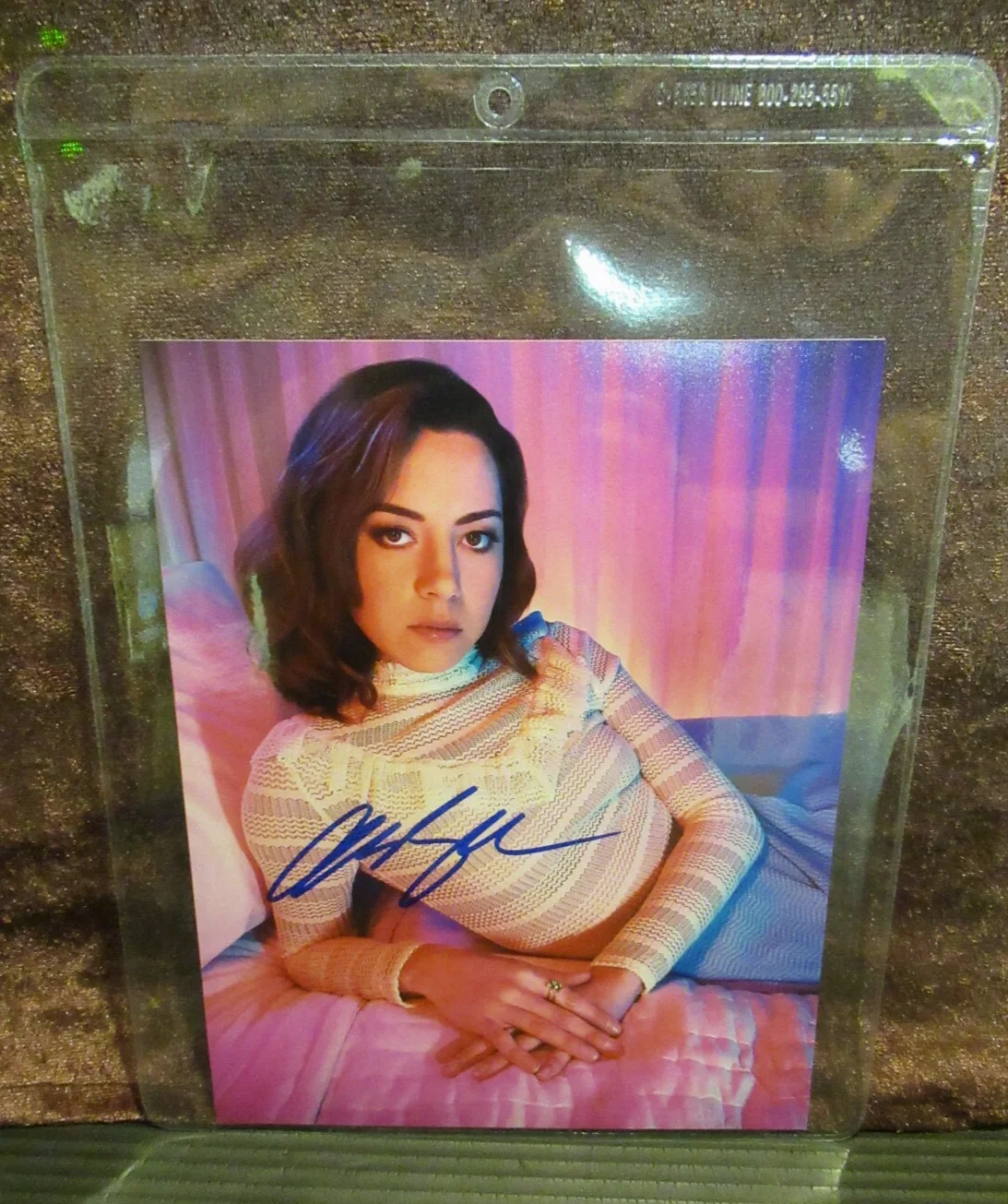 AUBREY PLAZA — THE WHITE LOTUS AUBREY PLAZA PHOTO AUTOGRAPHED 8x10 PHOTO W/COA & SLEEVE, изображение 2