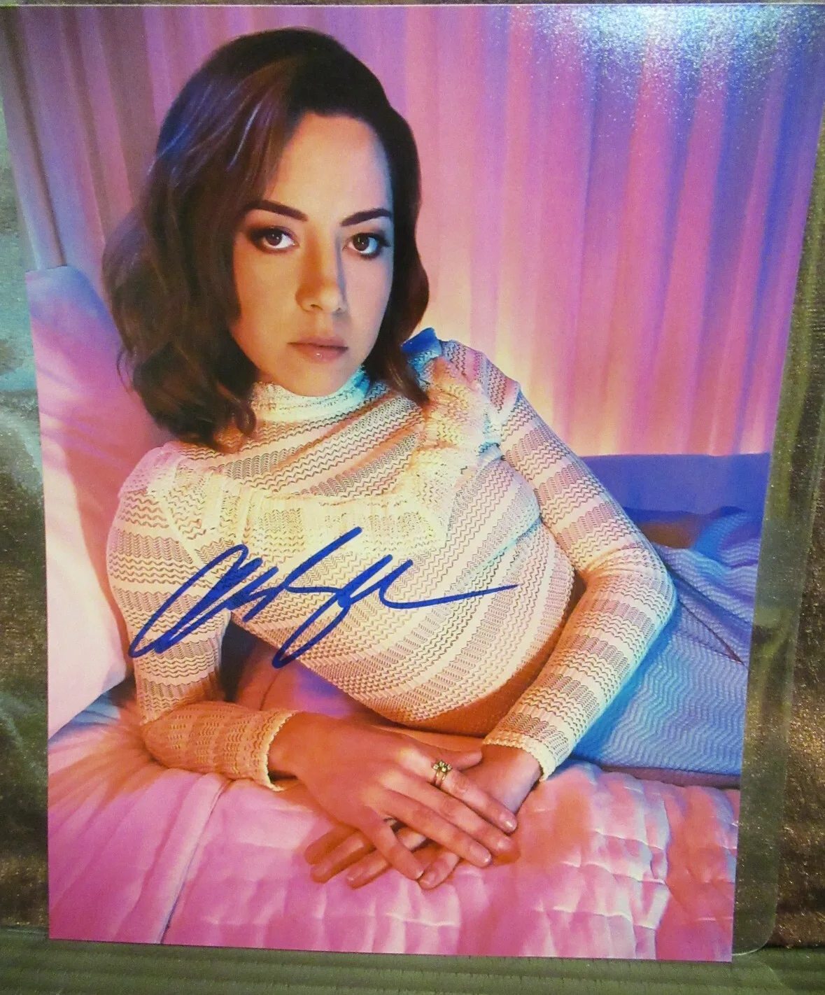 AUBREY PLAZA — THE WHITE LOTUS AUBREY PLAZA PHOTO AUTOGRAPHED 8x10 PHOTO W/COA & SLEEVE, изображение 3