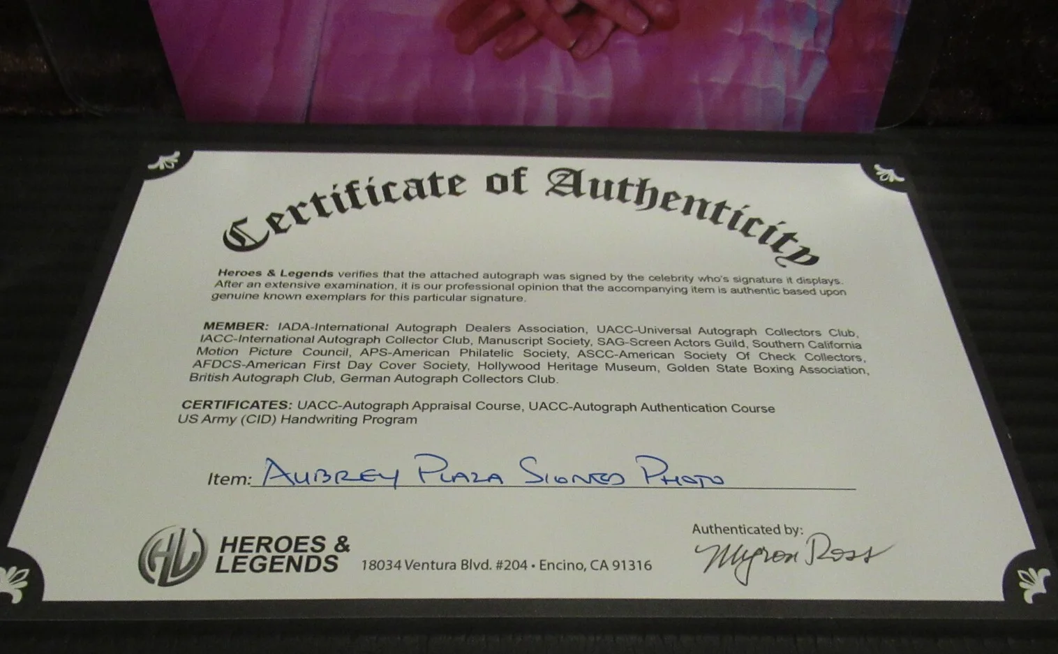 AUBREY PLAZA — THE WHITE LOTUS AUBREY PLAZA PHOTO AUTOGRAPHED 8x10 PHOTO W/COA & SLEEVE, изображение 5
