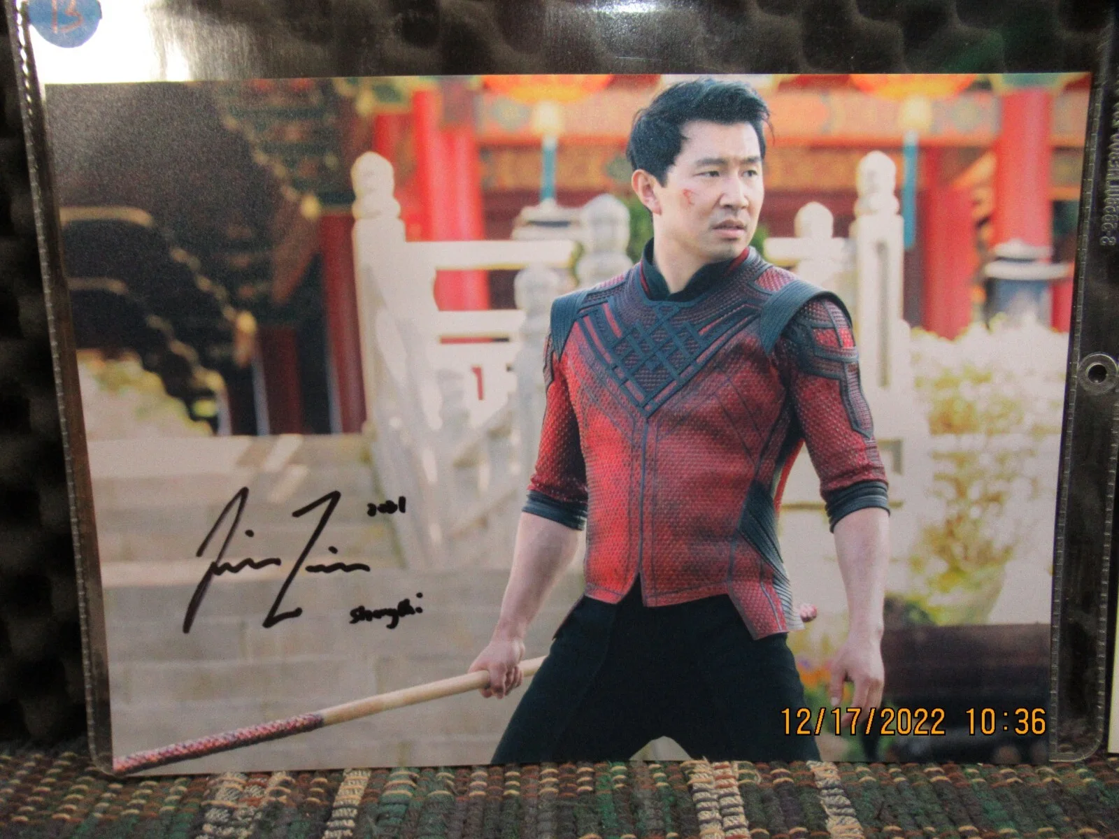 SHANG CHI , SIMU LIU PHOTO WITH HAND SIGNED AUTOGRAPH 8x10 PHOTO WITH COA, изображение 2